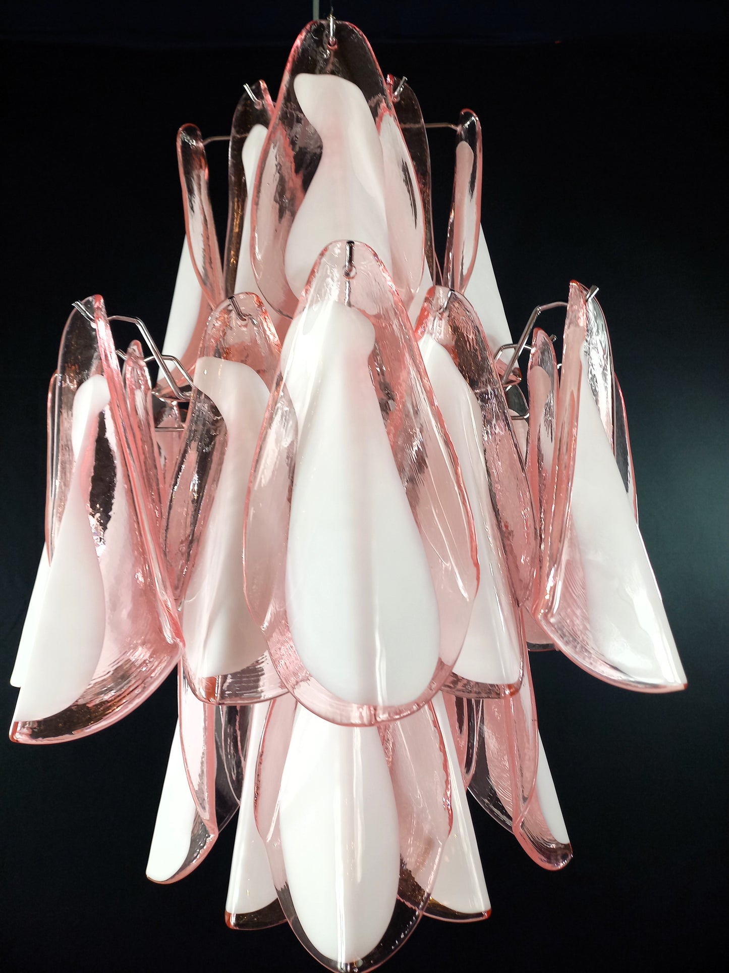 Lampadario di Murano stile Impero. Vetri di Murano fatti a mano in cristallo rosa e anima bianca. Designed and made in Italy.
