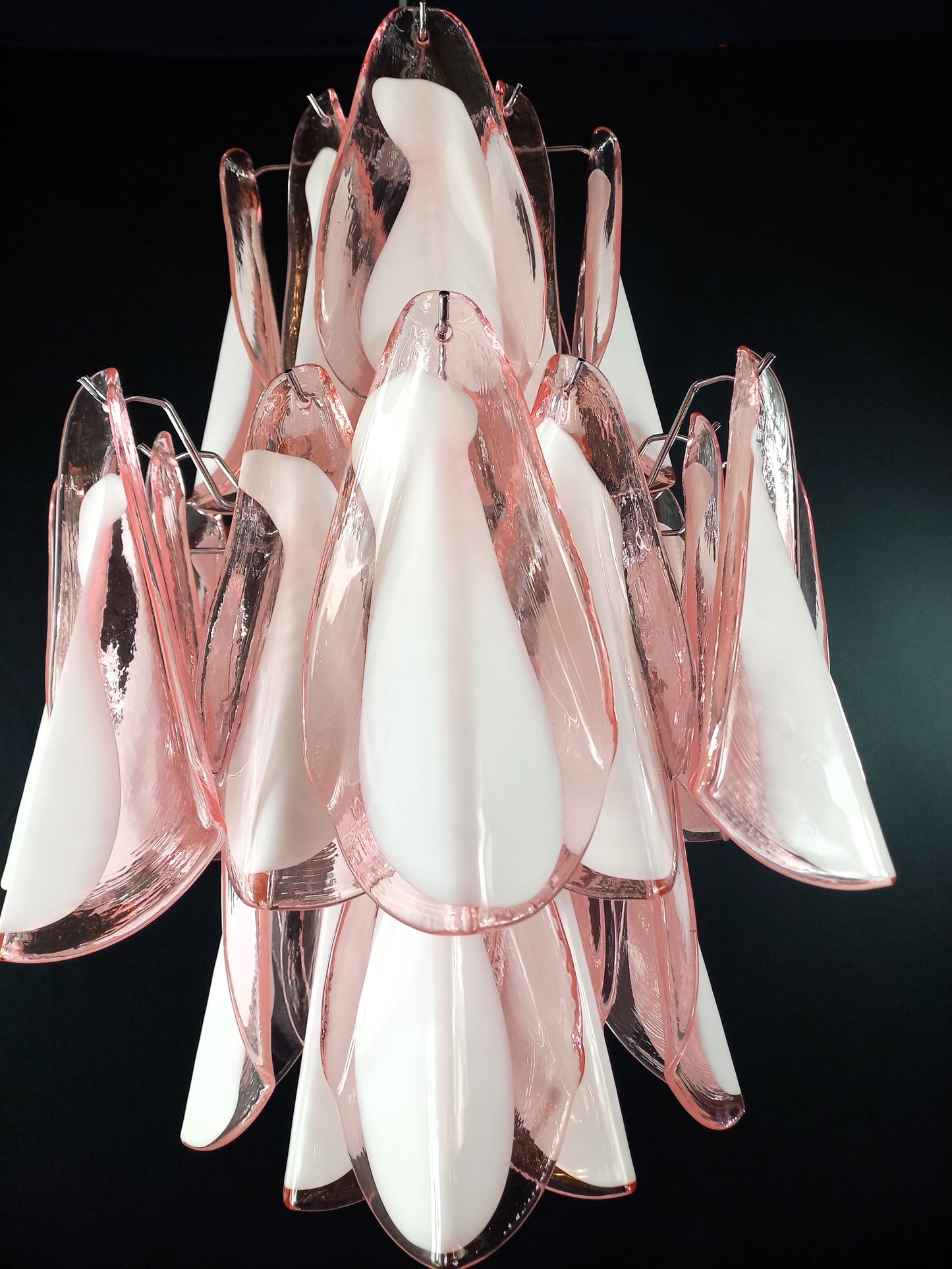 Lampadario di Murano stile Impero. Vetri di Murano fatti a mano in cristallo rosa e anima bianca. Designed and made in Italy.