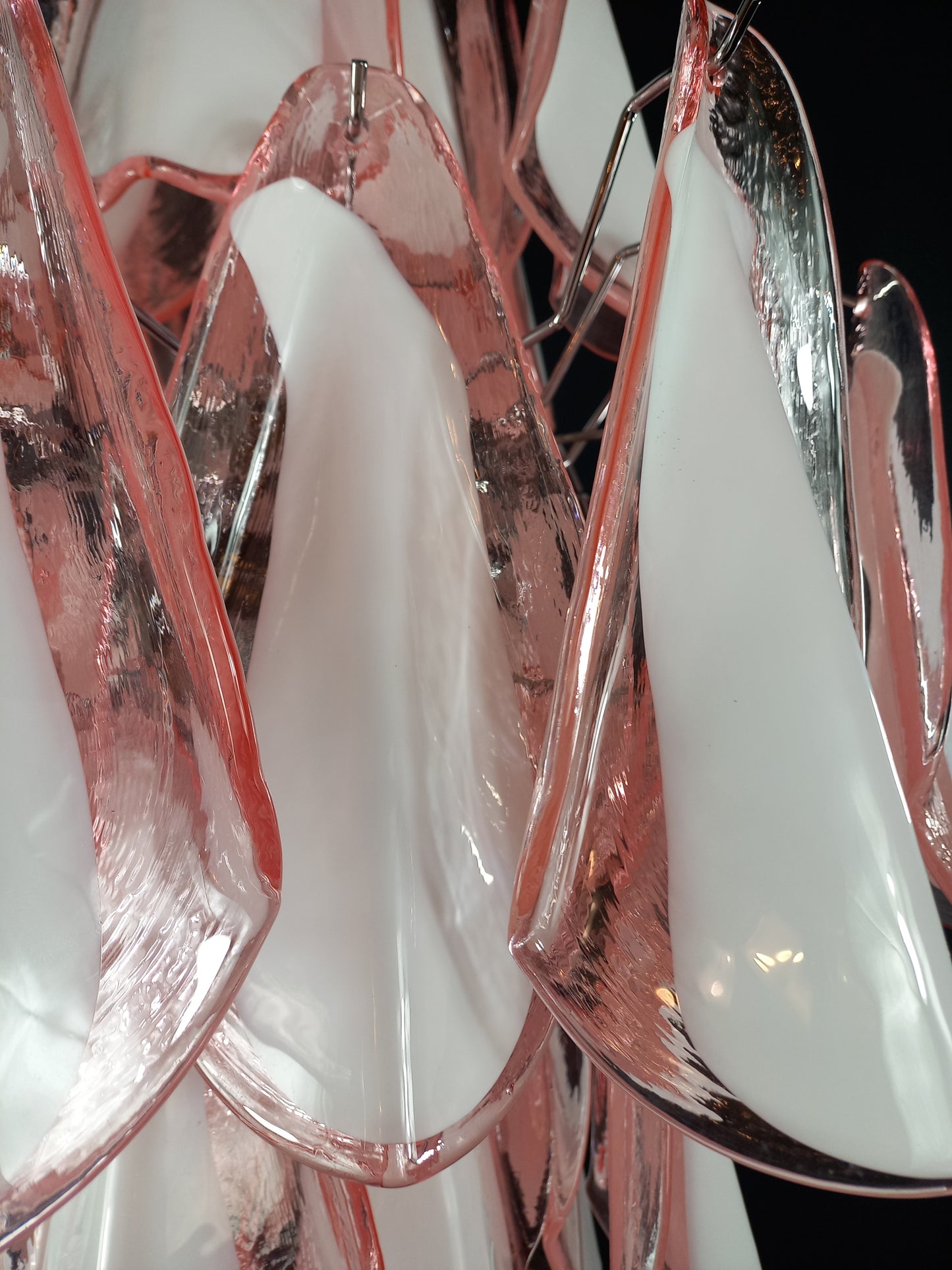 Lampadario di Murano stile Impero. Vetri di Murano fatti a mano in cristallo rosa e anima bianca. Designed and made in Italy.