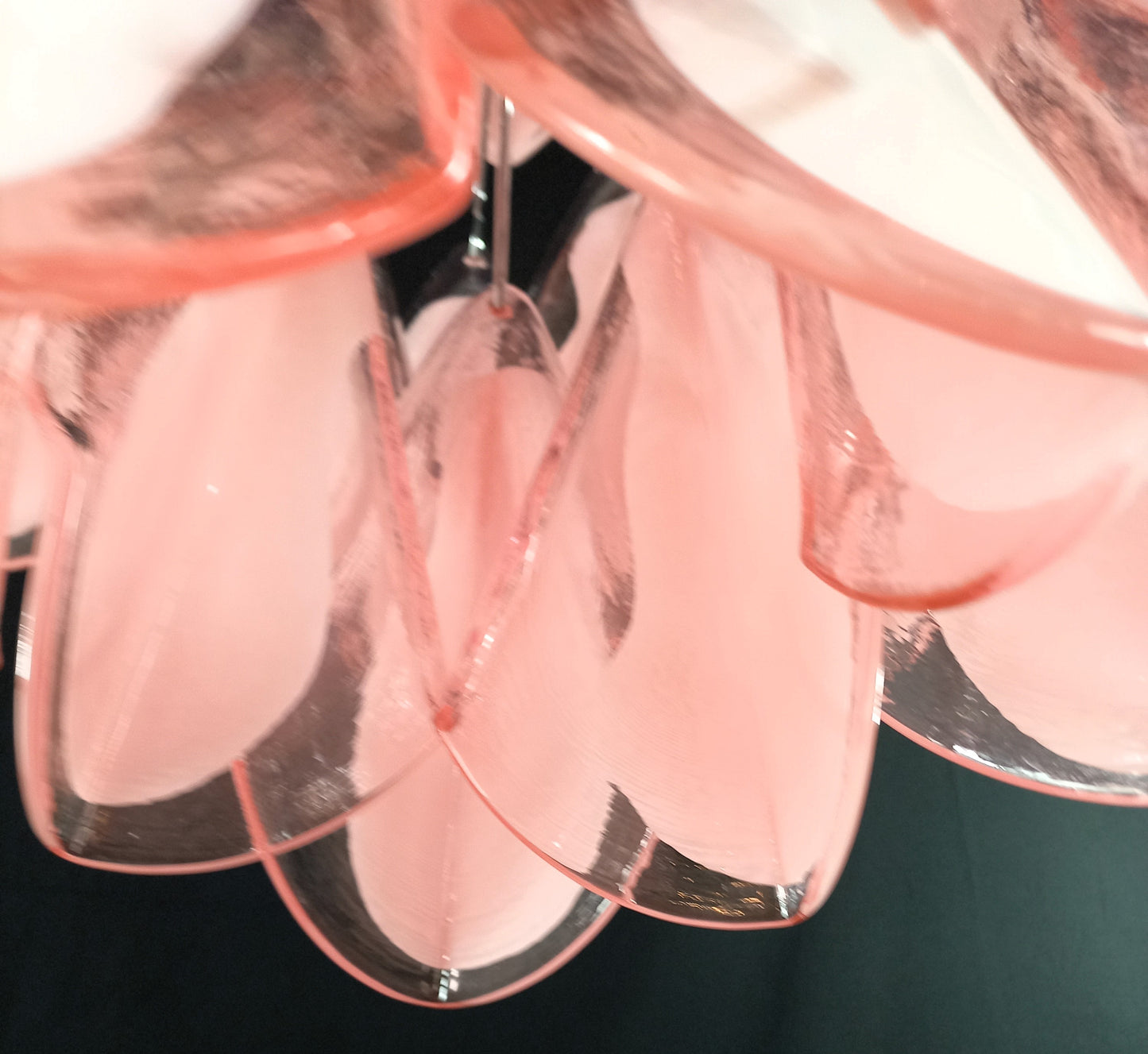 Lampadario di Murano stile Impero. Vetri di Murano fatti a mano in cristallo rosa e anima bianca. Designed and made in Italy.