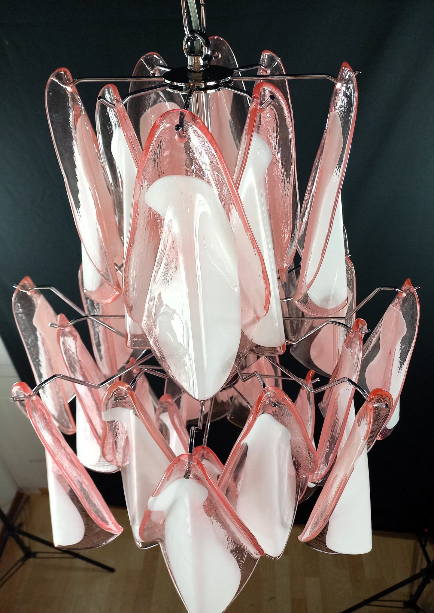 Lampadario di Murano stile Impero. Vetri di Murano fatti a mano in cristallo rosa e anima bianca. Designed and made in Italy.