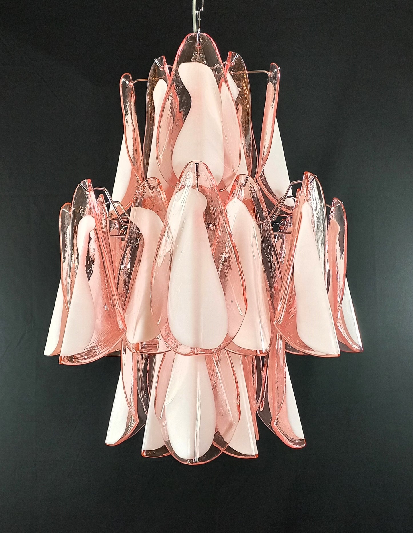 Lampadario di Murano stile Impero. Vetri di Murano fatti a mano in cristallo rosa e anima bianca. Designed and made in Italy.