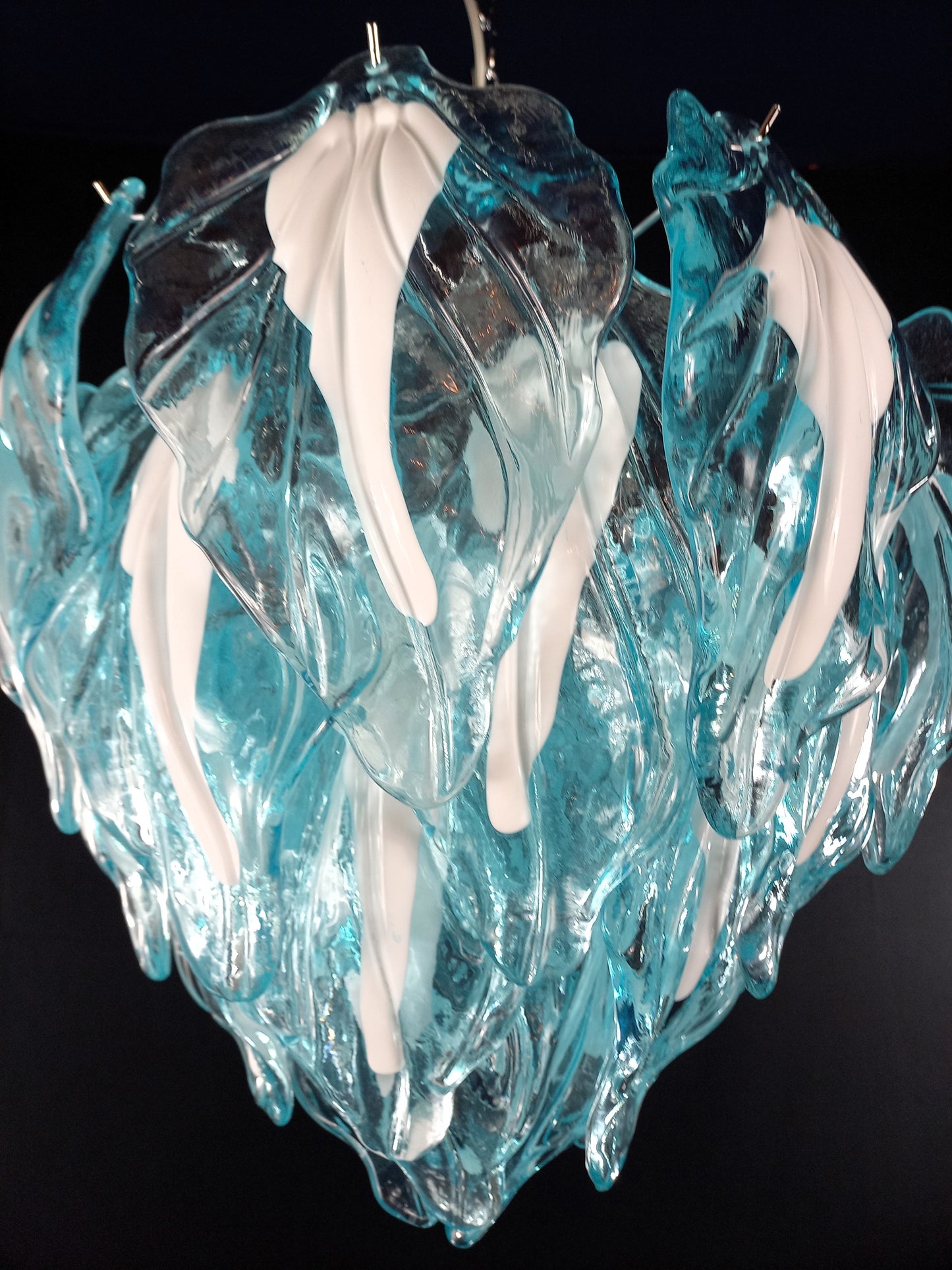 Lampadario artigianale di Murano, Con vetri di Murano fatti a mano, foglia blu chiaro. Designed and Made in Venice, Italy.