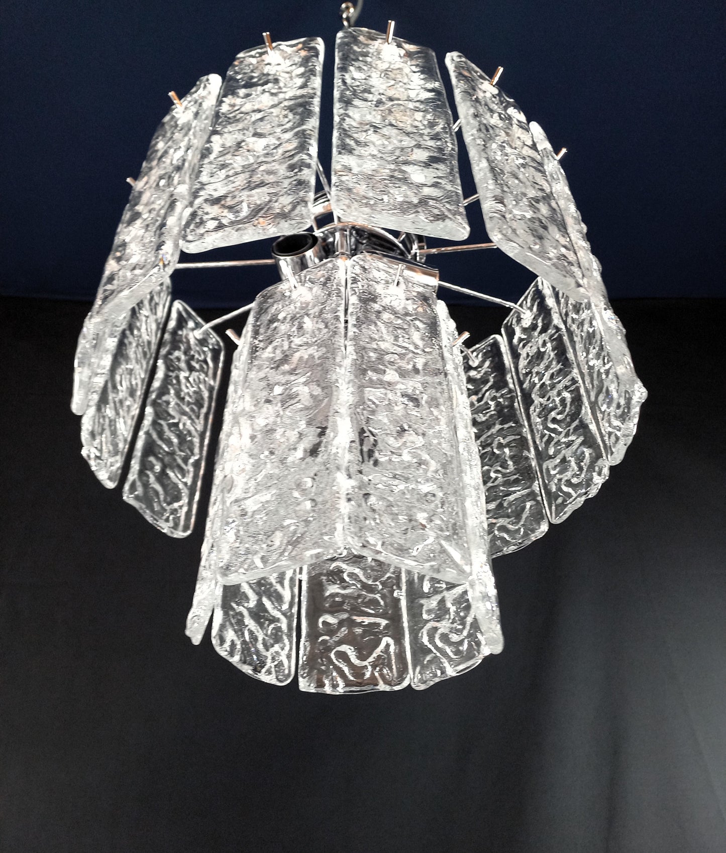 Lampadario di Murano con Vetri listelli di Murano in cristallo con trama martellata. Designed and made in Murano, Italy.
