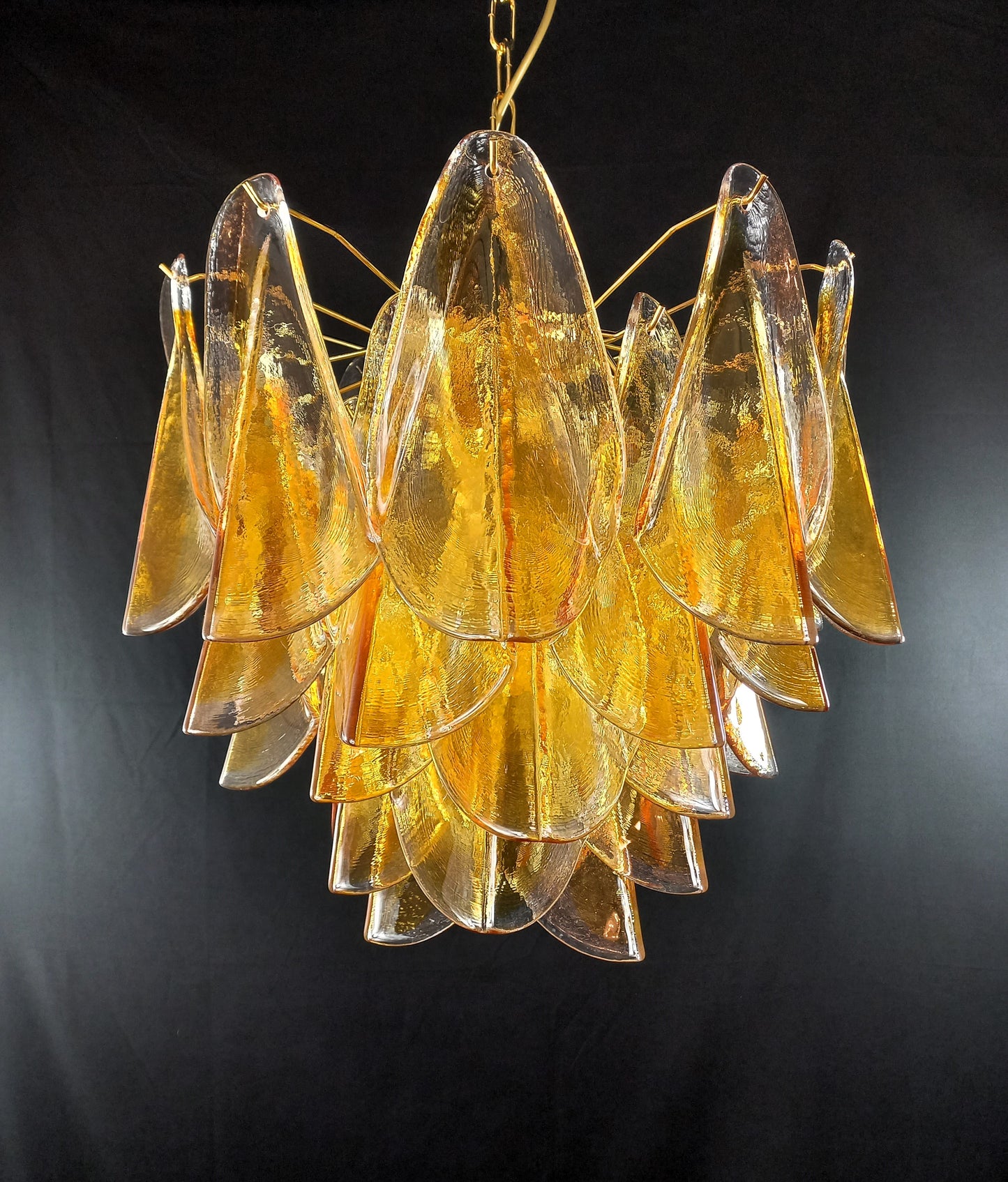 Lampadario di Murano con Vetri rondine di Murano fatti a mano in cristallo e ambra. Designed and made in Venice, Italy.