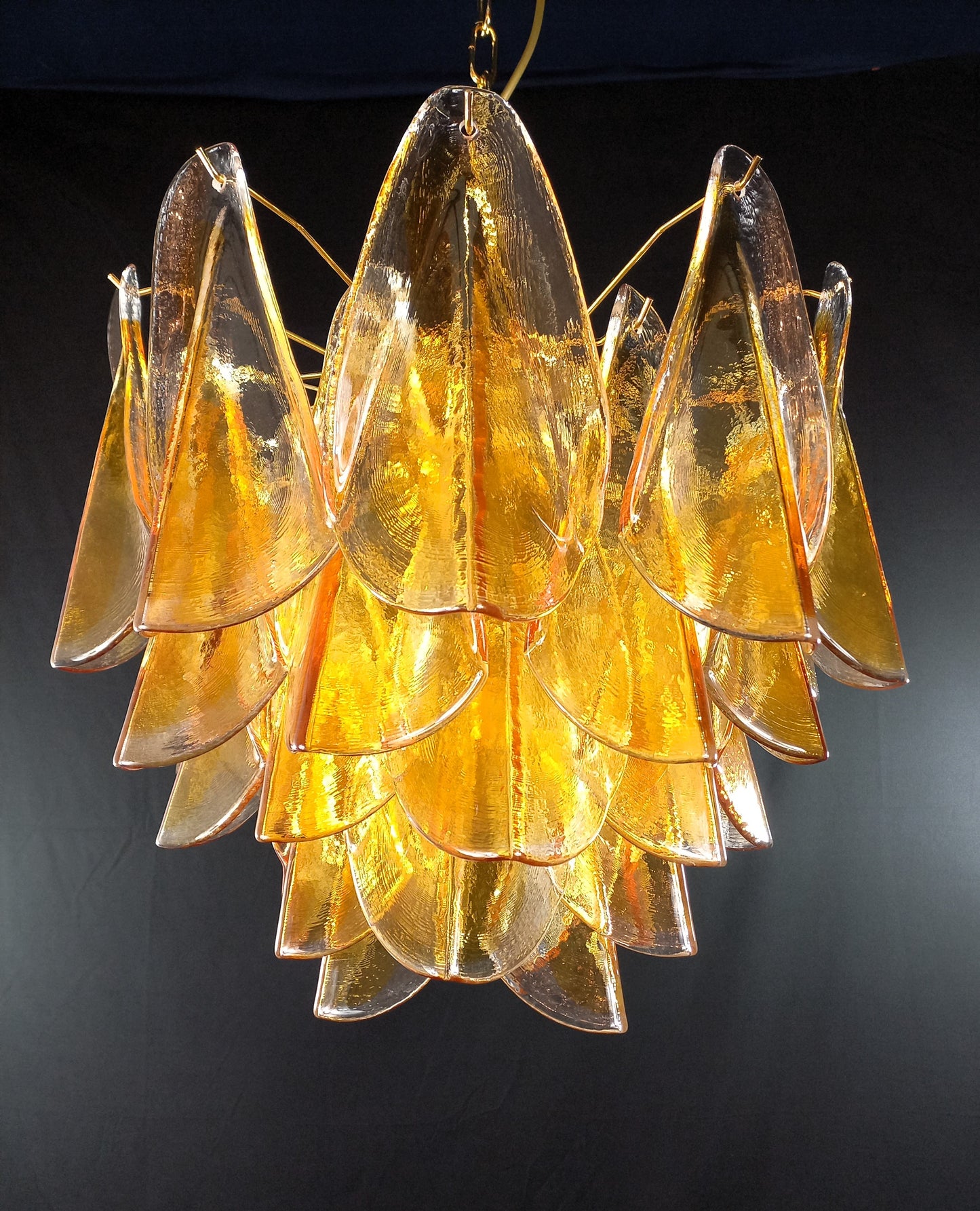 Lampadario di Murano con Vetri rondine di Murano fatti a mano in cristallo e ambra. Designed and made in Venice, Italy.