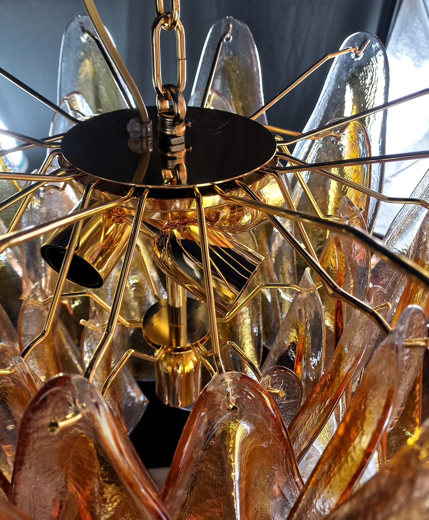 Lampadario di Murano con Vetri rondine di Murano fatti a mano in cristallo e ambra. Designed and made in Venice, Italy.