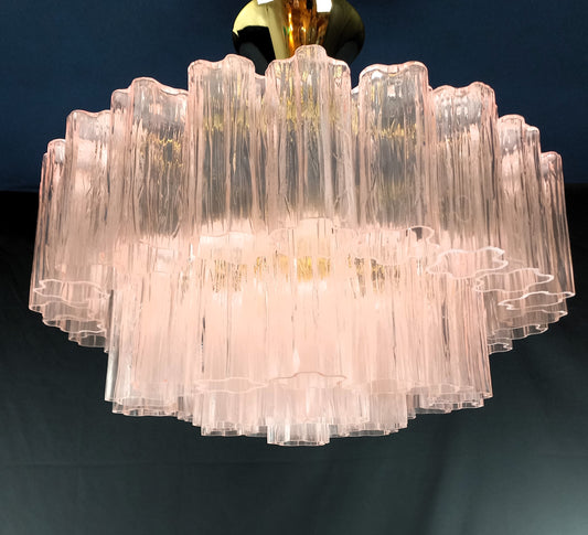 Lampadario a vetri tronchi di Murano. Lampadario con Vetri tronchi di Murano artigianali fatti a mano, di colore rosa. Designed and Made in Venice, Italy