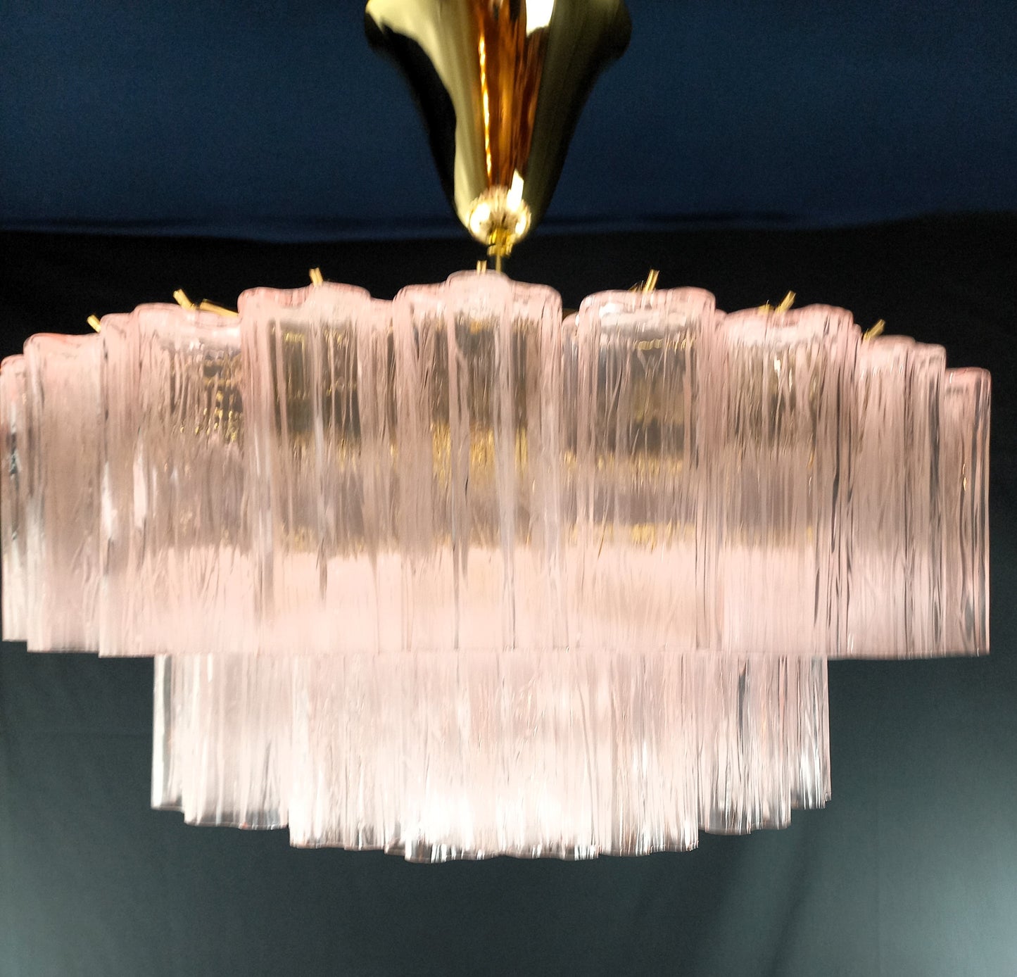 Lampadario a vetri tronchi di Murano. Lampadario con Vetri tronchi di Murano artigianali fatti a mano, di colore rosa. Designed and Made in Venice, Italy