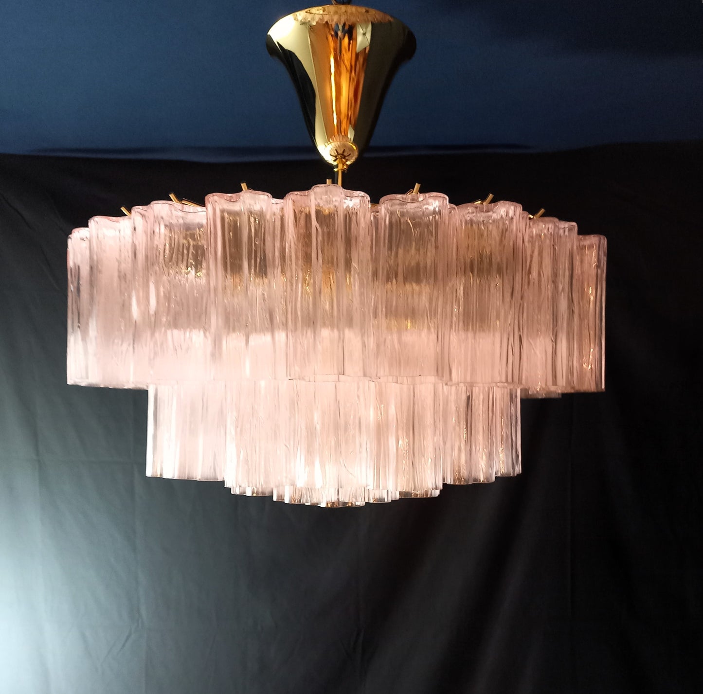 Lampadario a vetri tronchi di Murano. Lampadario con Vetri tronchi di Murano artigianali fatti a mano, di colore rosa. Designed and Made in Venice, Italy