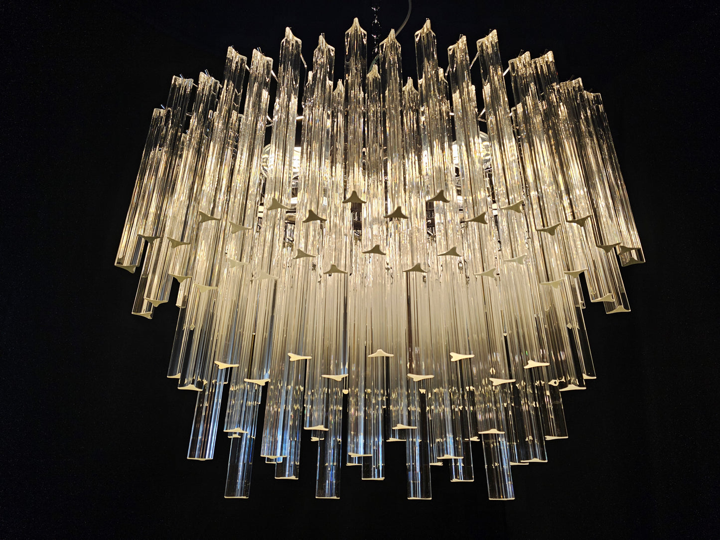 Lampadario ovale Vintage di Murano.Stile Venini, anni'70.Con vetri di Murano prismi triedri in cristallo. Designed and made in Venice Italy.