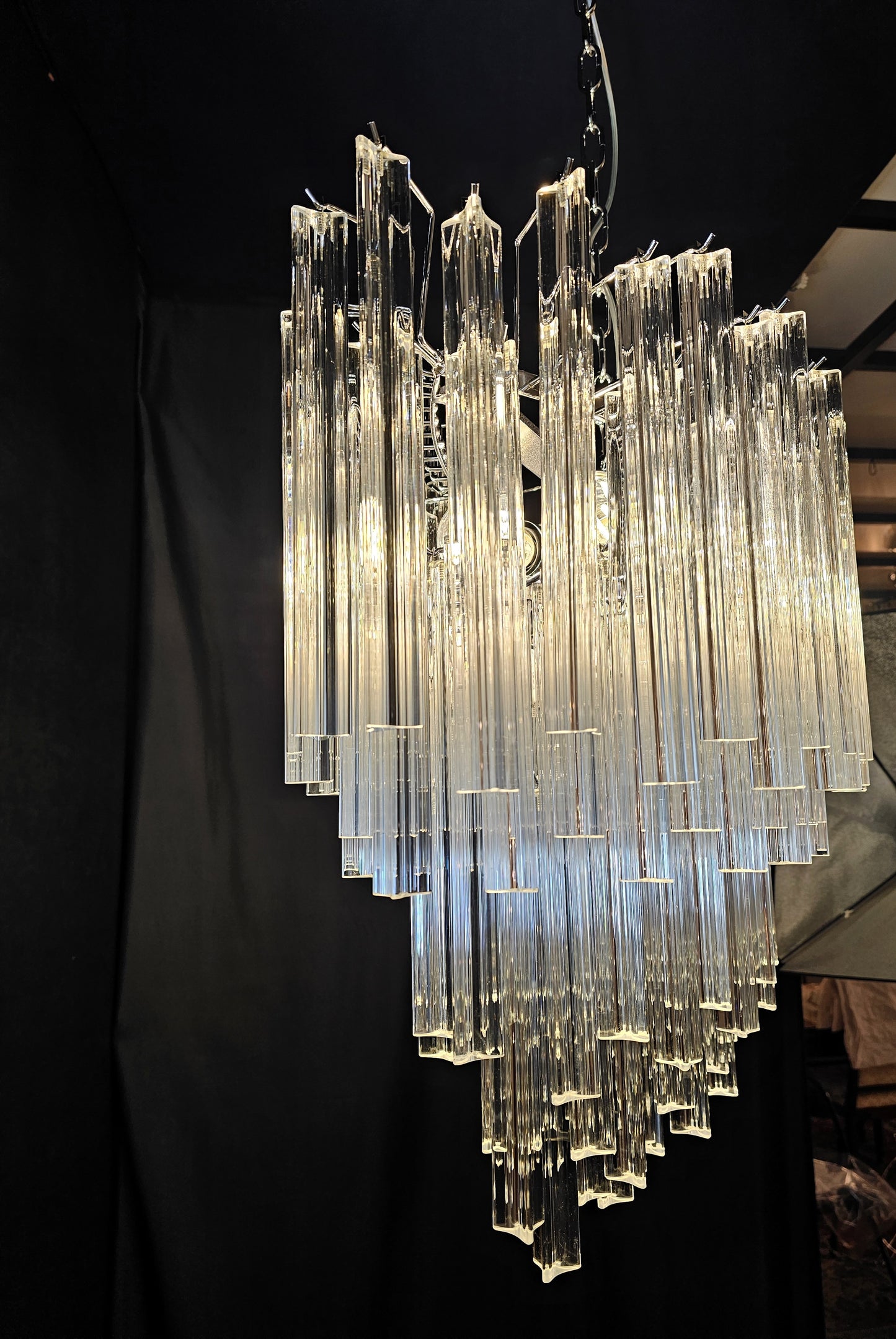 Lampadario ovale Vintage di Murano.Stile Venini, anni'70.Con vetri di Murano prismi triedri in cristallo. Designed and made in Venice Italy.