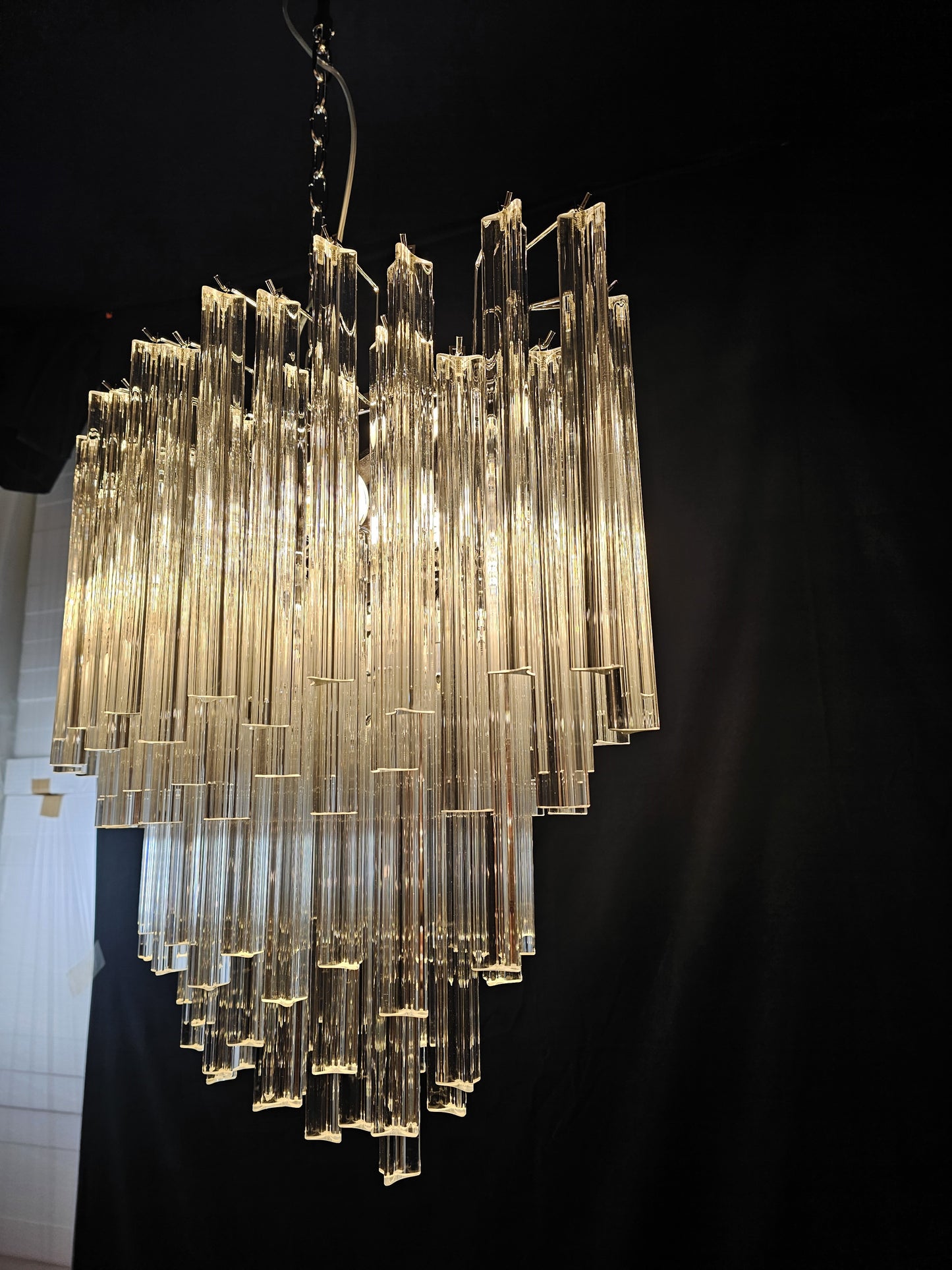 Lampadario ovale Vintage di Murano.Stile Venini, anni'70.Con vetri di Murano prismi triedri in cristallo. Designed and made in Venice Italy.