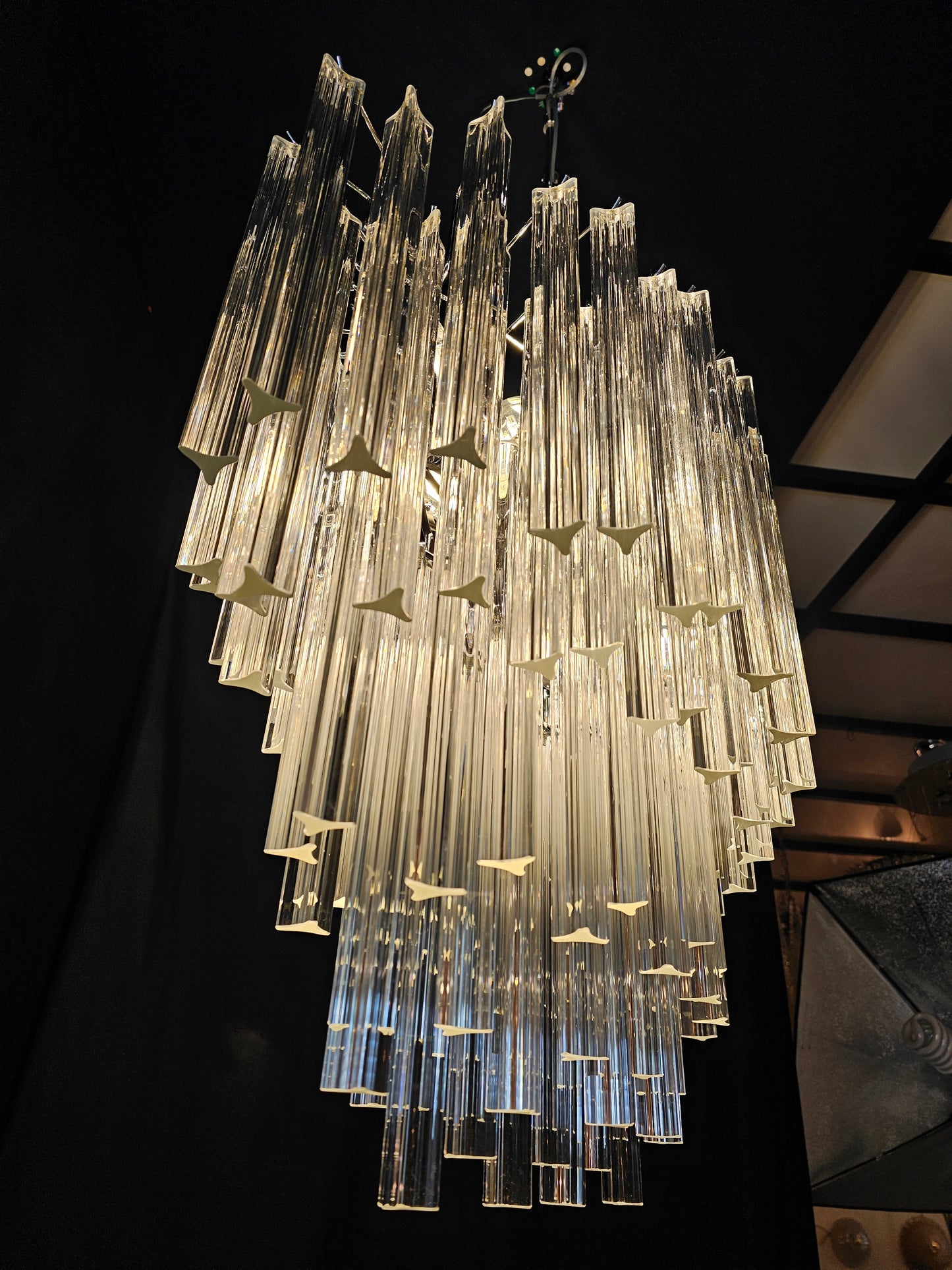 Lampadario ovale Vintage di Murano.Stile Venini, anni'70.Con vetri di Murano prismi triedri in cristallo. Designed and made in Venice Italy.