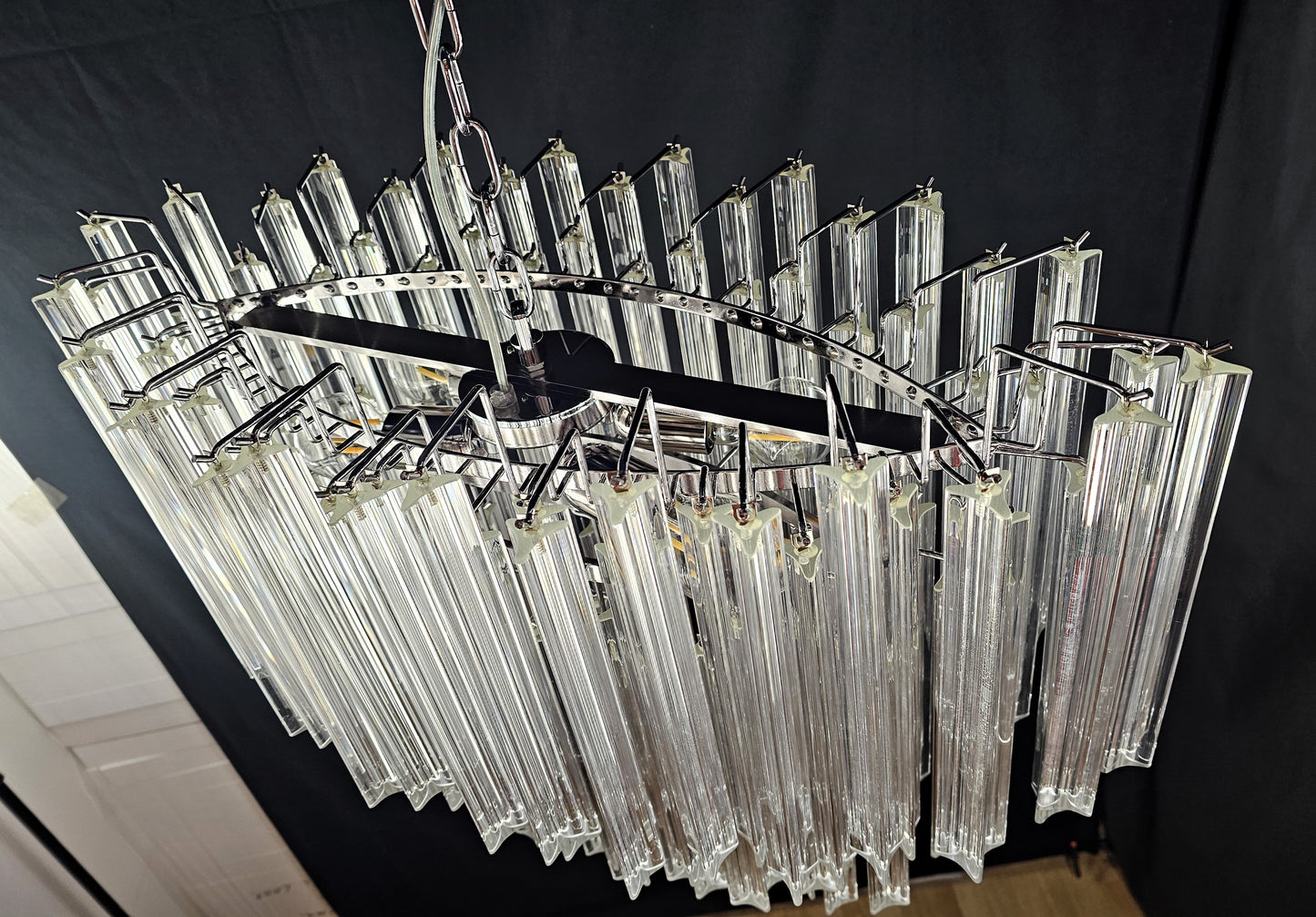 Lampadario ovale Vintage di Murano.Stile Venini, anni'70.Con vetri di Murano prismi triedri in cristallo. Designed and made in Venice Italy.