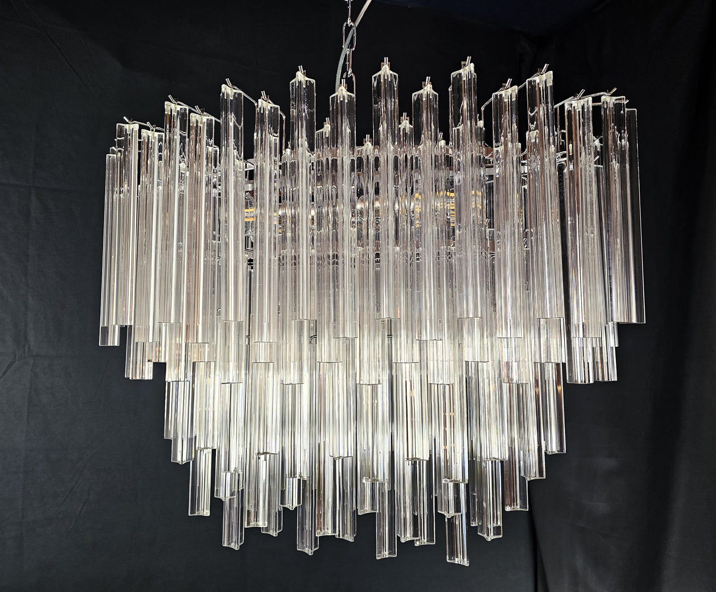 Lampadario ovale Vintage di Murano.Stile Venini, anni'70.Con vetri di Murano prismi triedri in cristallo. Designed and made in Venice Italy.