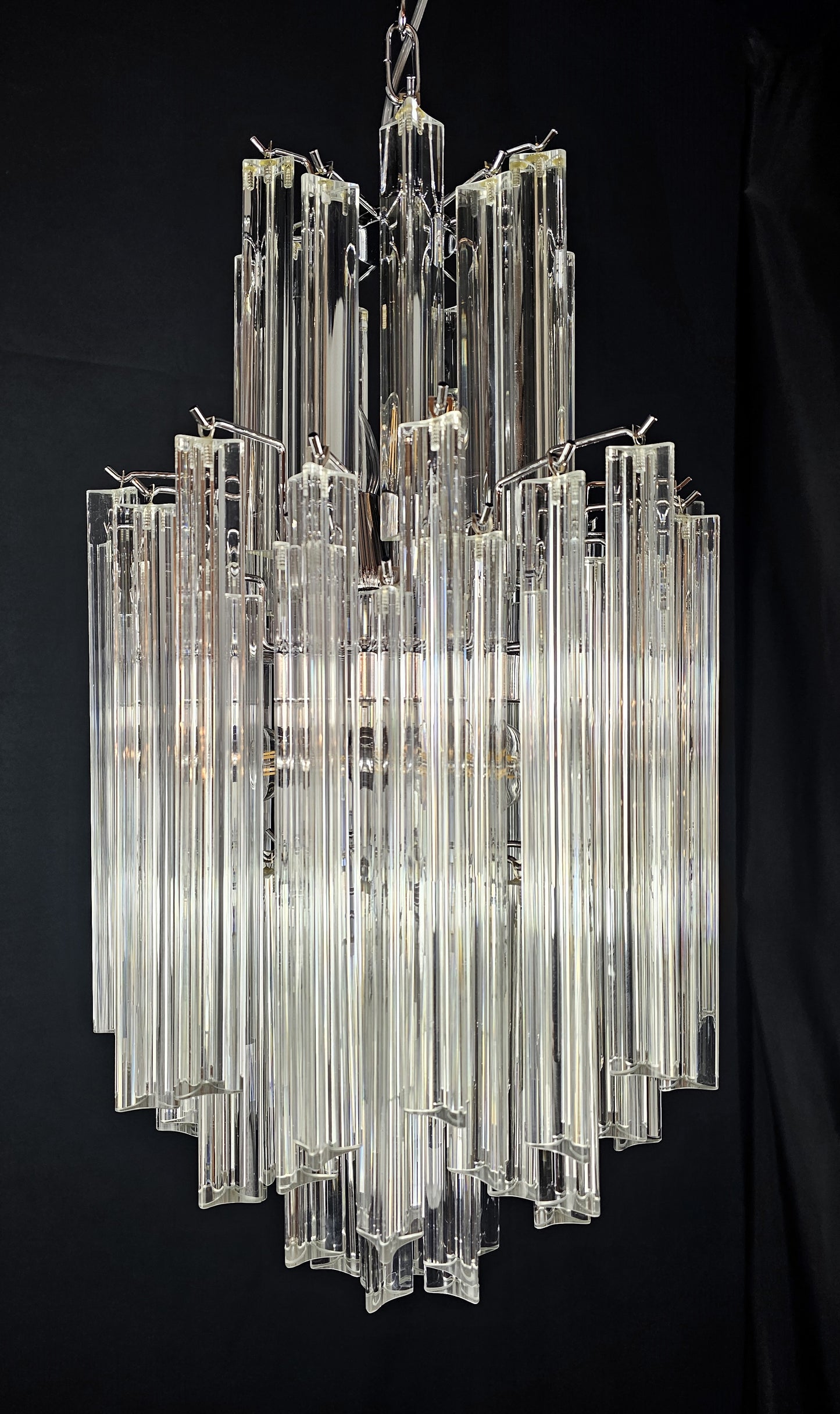 Lampadario Vintage di Murano, stile Venini, anni'70. Con vetri prismi triedri di Murano in cristallo. Designed and made in Venice Italy.