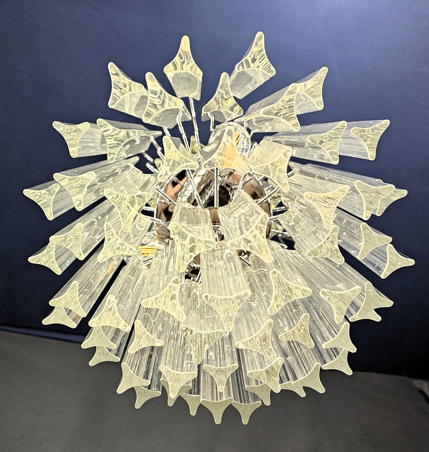 Lampadario Vintage di Murano, stile Venini, anni'70. Con vetri prismi triedri di Murano in cristallo. Designed and made in Venice Italy.