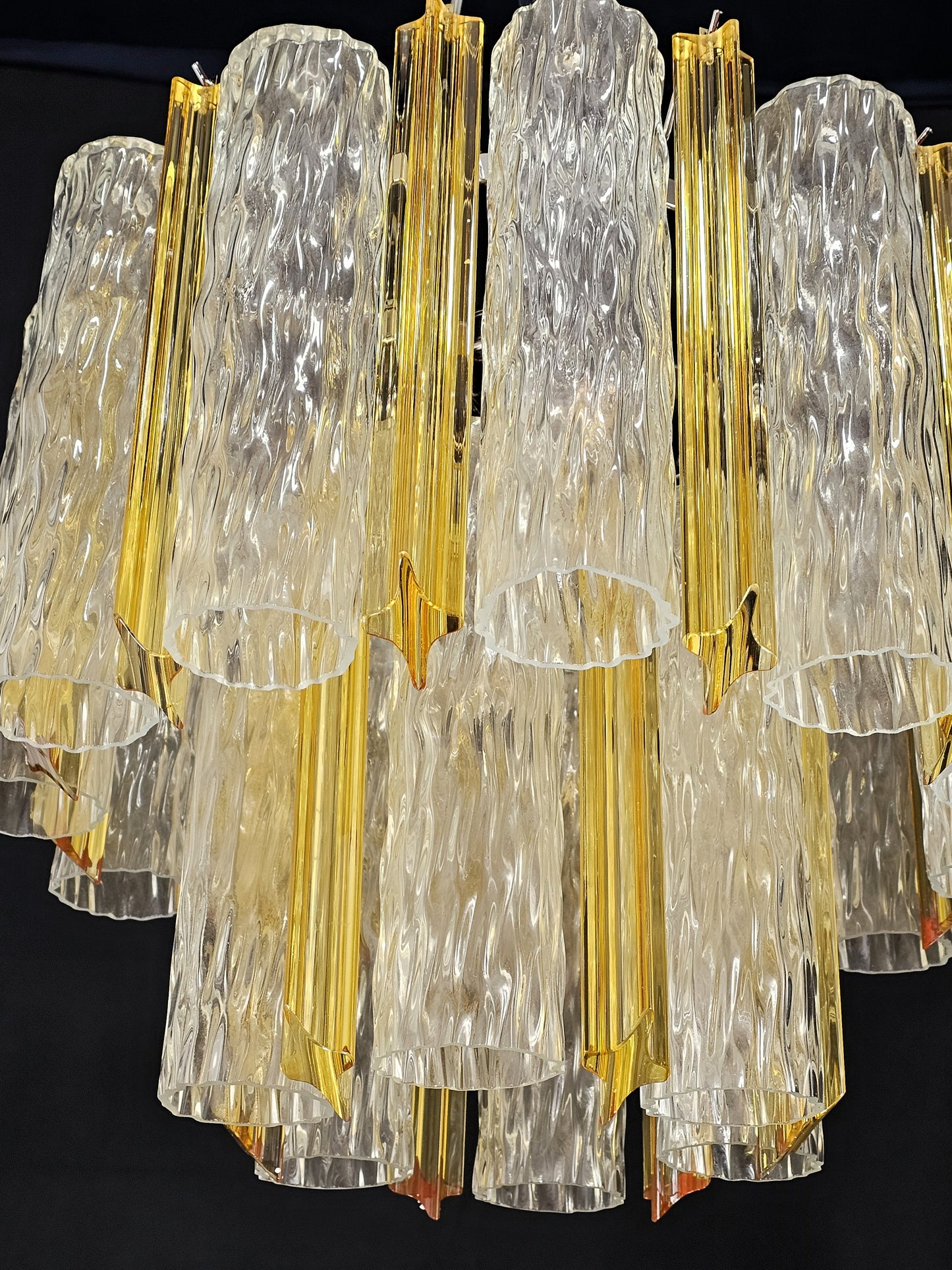 Lampadario Vintage di Murano, stile Barovier, anni'80. Vetri di Murano prismi ambra e tubi cilindro cristallo. Designed and made in Italy