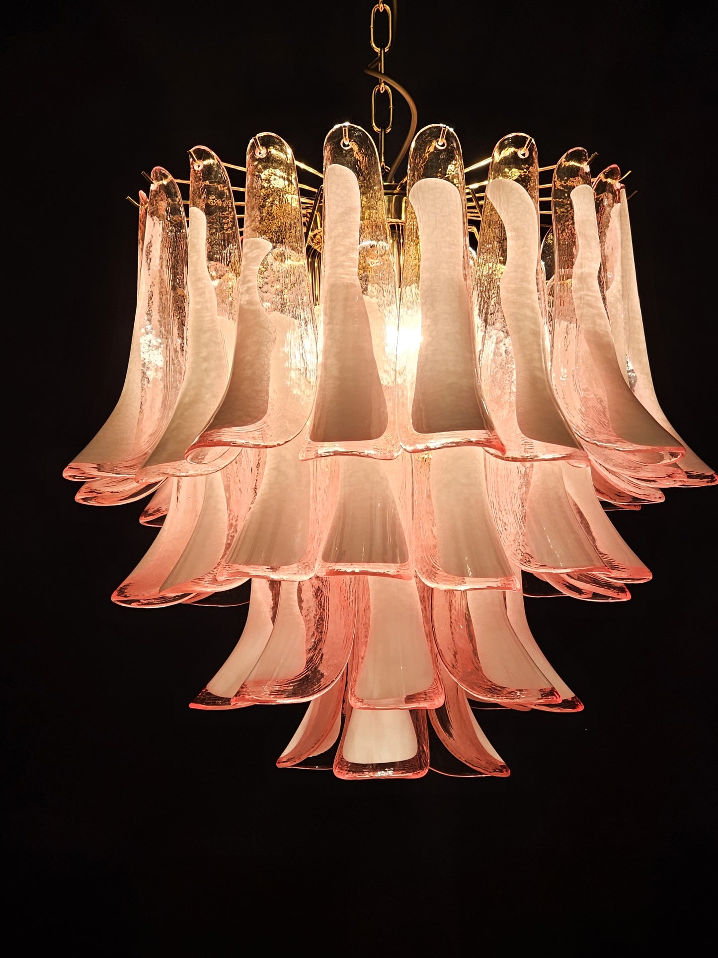Lampadario Vintage Murano, stile Mazzega, anni'80. Vetri di Murano petali rosa con anima bianca. Designed and Made in Venice, Italy.