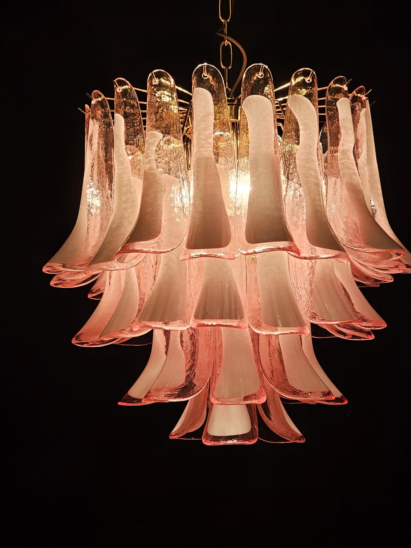 Lampadario Vintage Murano, stile Mazzega, anni'80. Vetri di Murano petali rosa con anima bianca. Designed and Made in Venice, Italy.