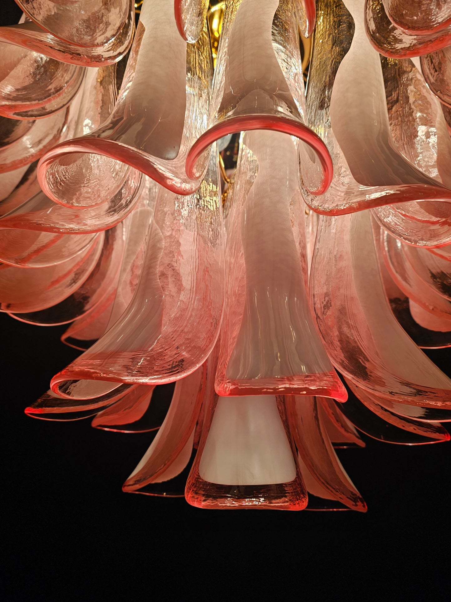 Lampadario Vintage Murano, stile Mazzega, anni'80. Vetri di Murano petali rosa con anima bianca. Designed and Made in Venice, Italy.