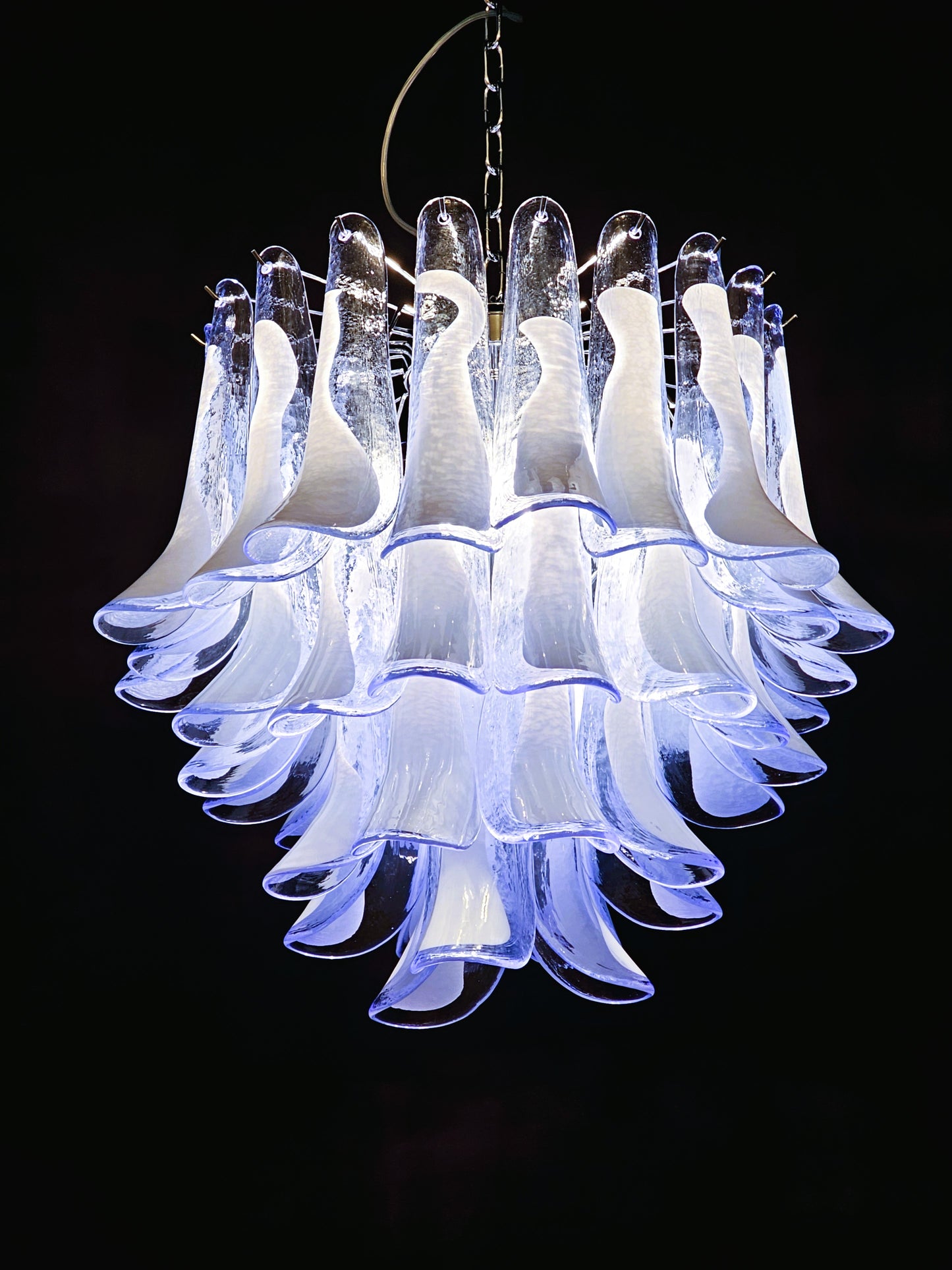 Lampadario Vintage Murano, stile Mazzega, anni'80.  Vetri di Murano petali blu chiaro con anima bianca. Designed and Made in Venice, Italy.