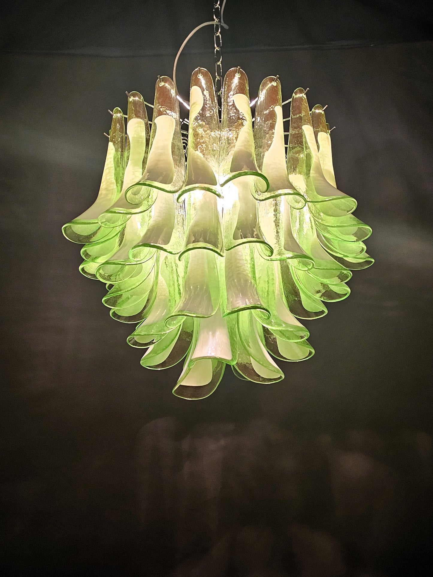 Lampadario Vintage Murano, stile Mazzega, anni'80. Vetri di Murano petali verde con anima bianca. Designed and Made in Venice, Italy.