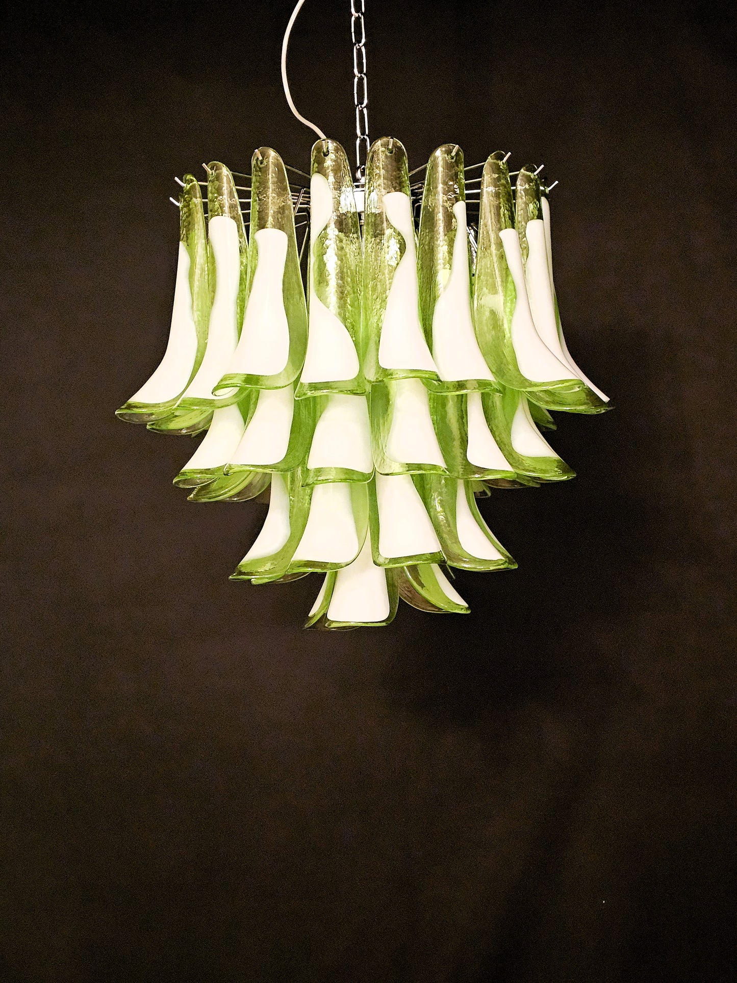 Lampadario Vintage Murano, stile Mazzega, anni'80. Vetri di Murano petali verde con anima bianca. Designed and Made in Venice, Italy.