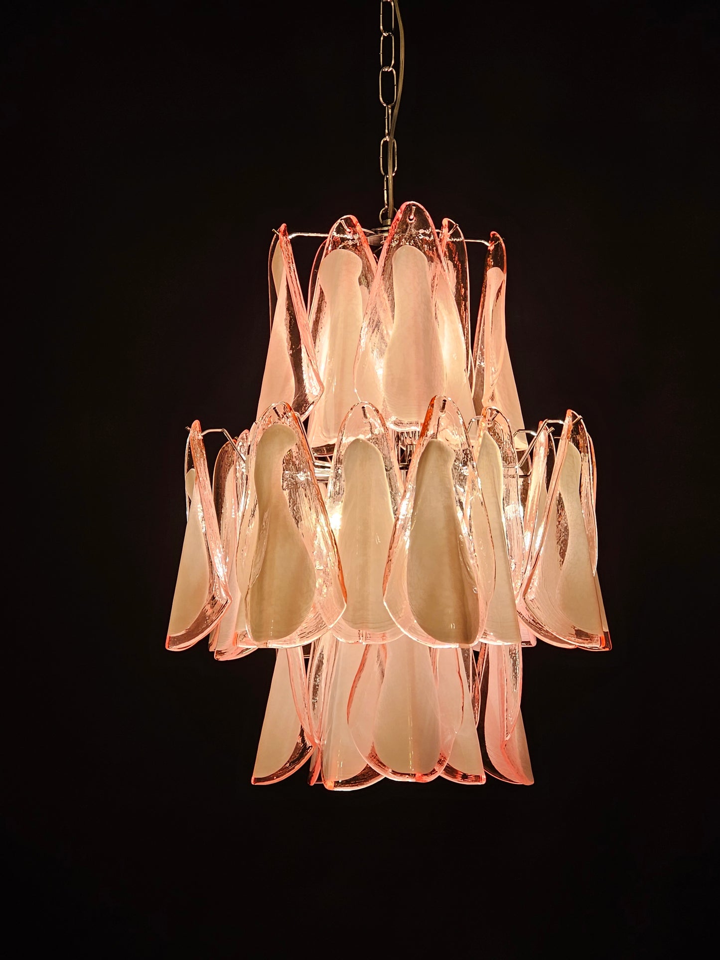 Lampadario di Murano stile Impero. Vetri di Murano fatti a mano in cristallo rosa e anima bianca. Designed and made in Italy.