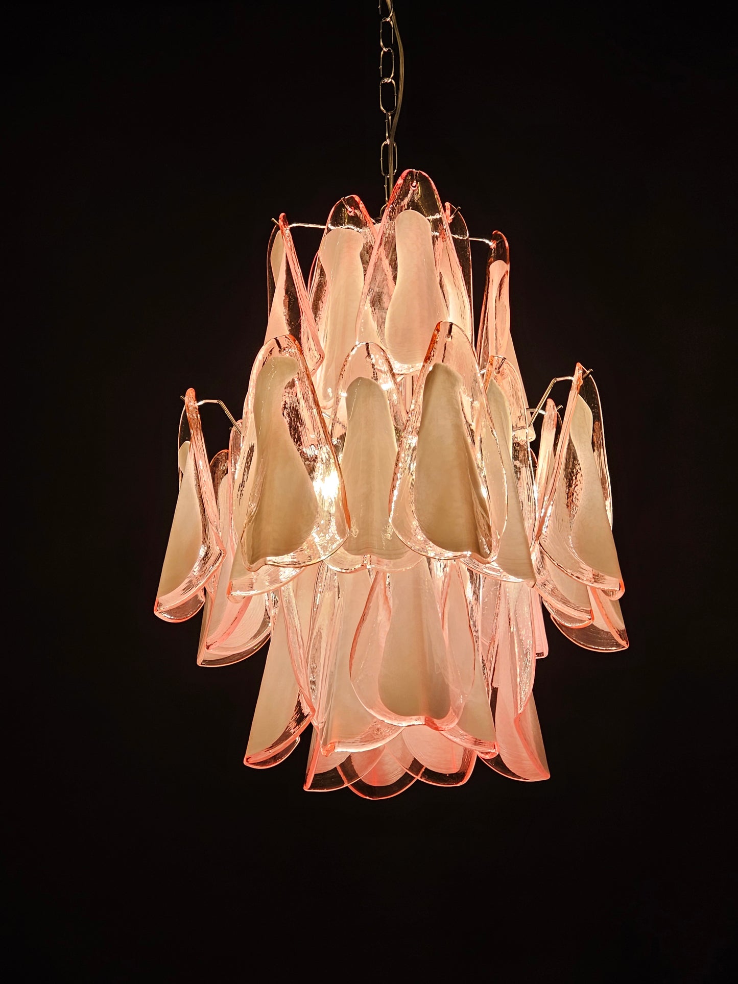 Lampadario di Murano stile Impero. Vetri di Murano fatti a mano in cristallo rosa e anima bianca. Designed and made in Italy.