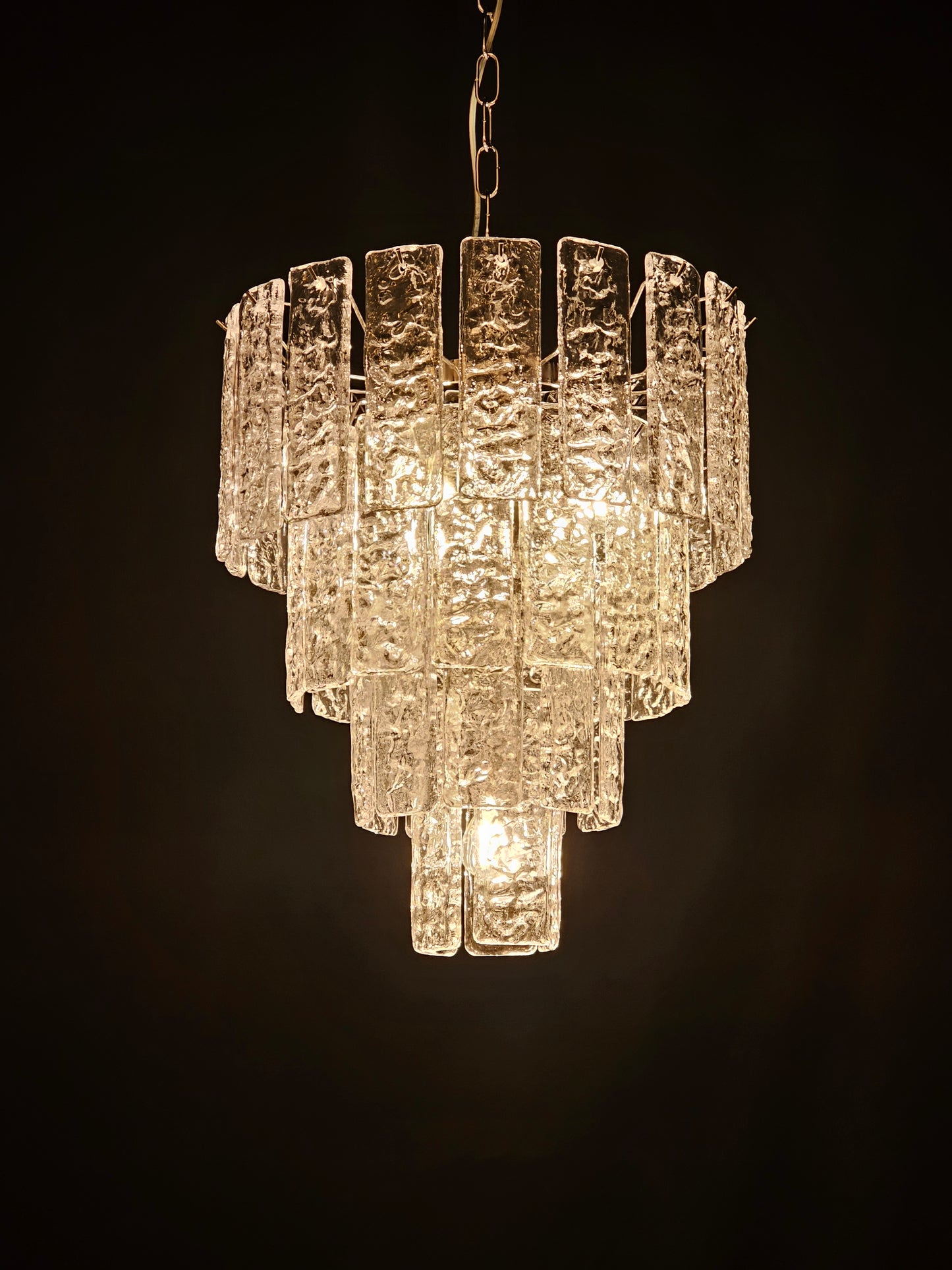 Lampadario di Murano, stile Murrina, ispirato agli anni'90. Vetri listelli di Murano fatti a mano, in cristallo con trama martellata. Designed and made in Murano, Italy.
