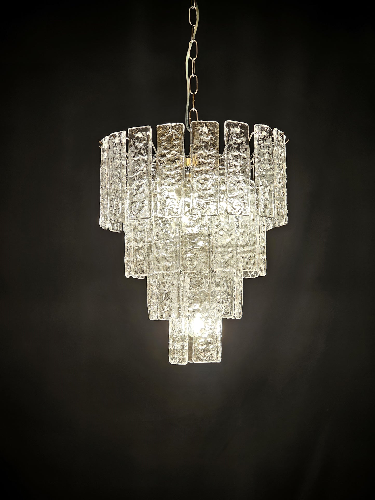 Lampadario di Murano, stile Murrina, ispirato agli anni'90. Vetri listelli di Murano fatti a mano, in cristallo con trama martellata. Designed and made in Murano, Italy.