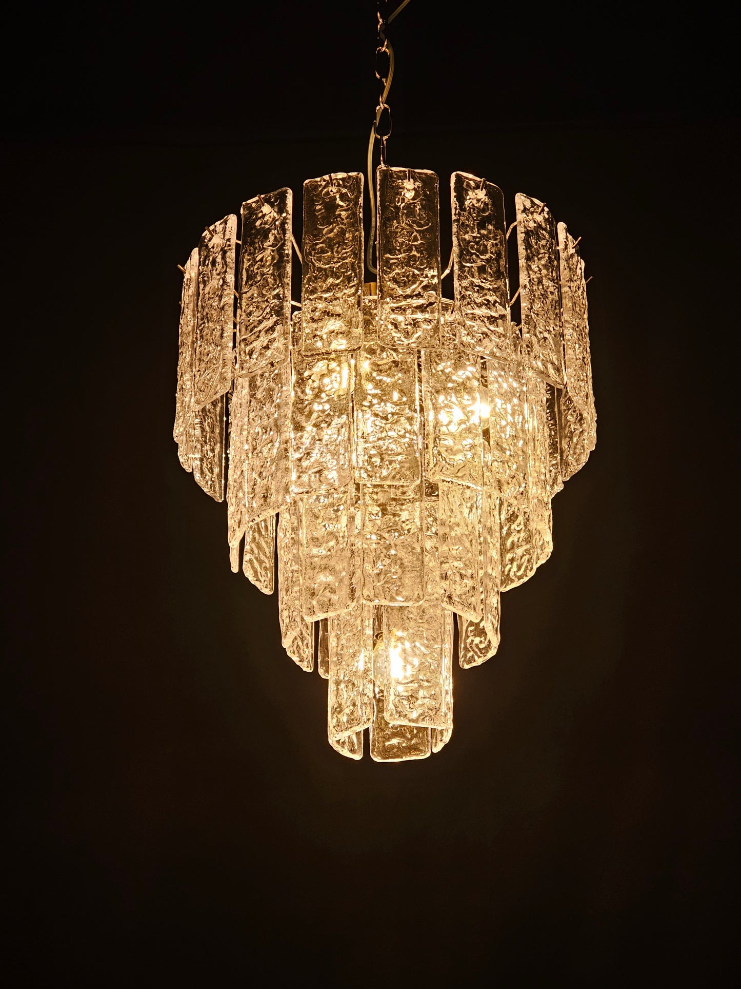 Lampadario di Murano, stile Murrina, ispirato agli anni'90. Vetri listelli di Murano fatti a mano, in cristallo con trama martellata. Designed and made in Murano, Italy.