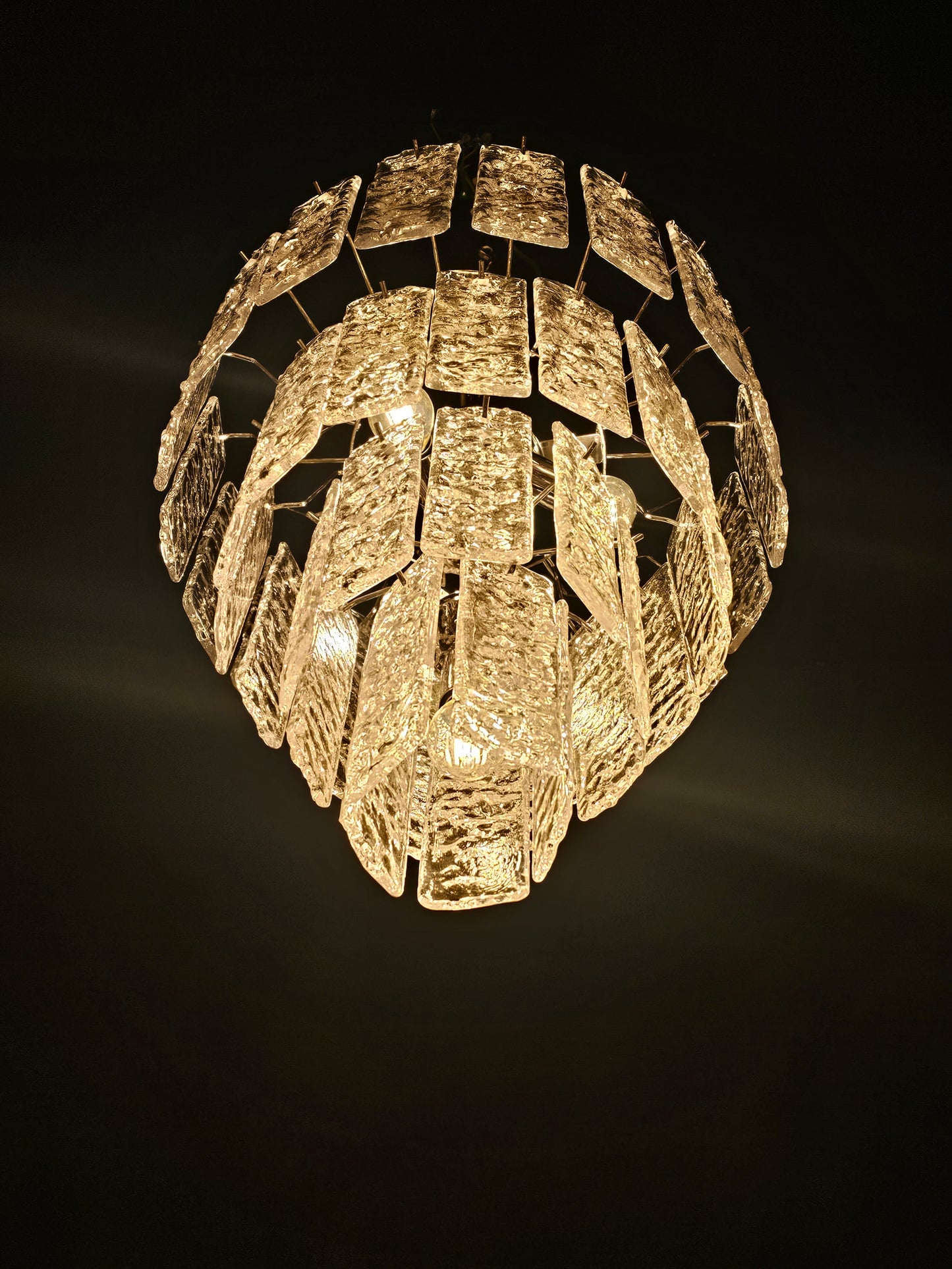 Lampadario di Murano, stile Murrina, ispirato agli anni'90. Vetri listelli di Murano fatti a mano, in cristallo con trama martellata. Designed and made in Murano, Italy.