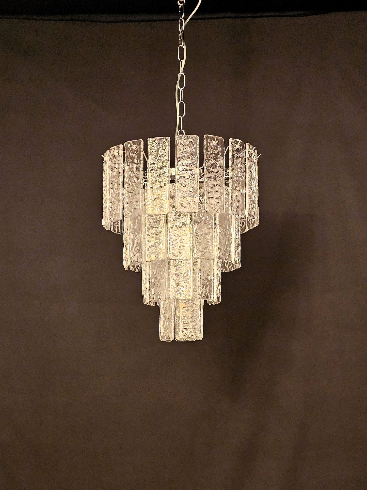 Lampadario di Murano, stile Murrina, ispirato agli anni'90. Vetri listelli di Murano fatti a mano, in cristallo con trama martellata. Designed and made in Murano, Italy.