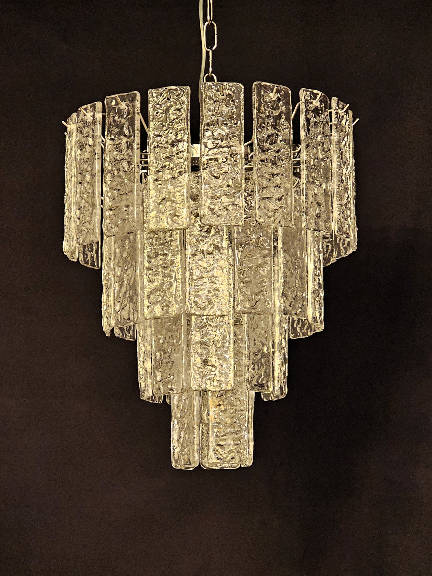 Lampadario di Murano, stile Murrina, ispirato agli anni'90. Vetri listelli di Murano fatti a mano, in cristallo con trama martellata. Designed and made in Murano, Italy.