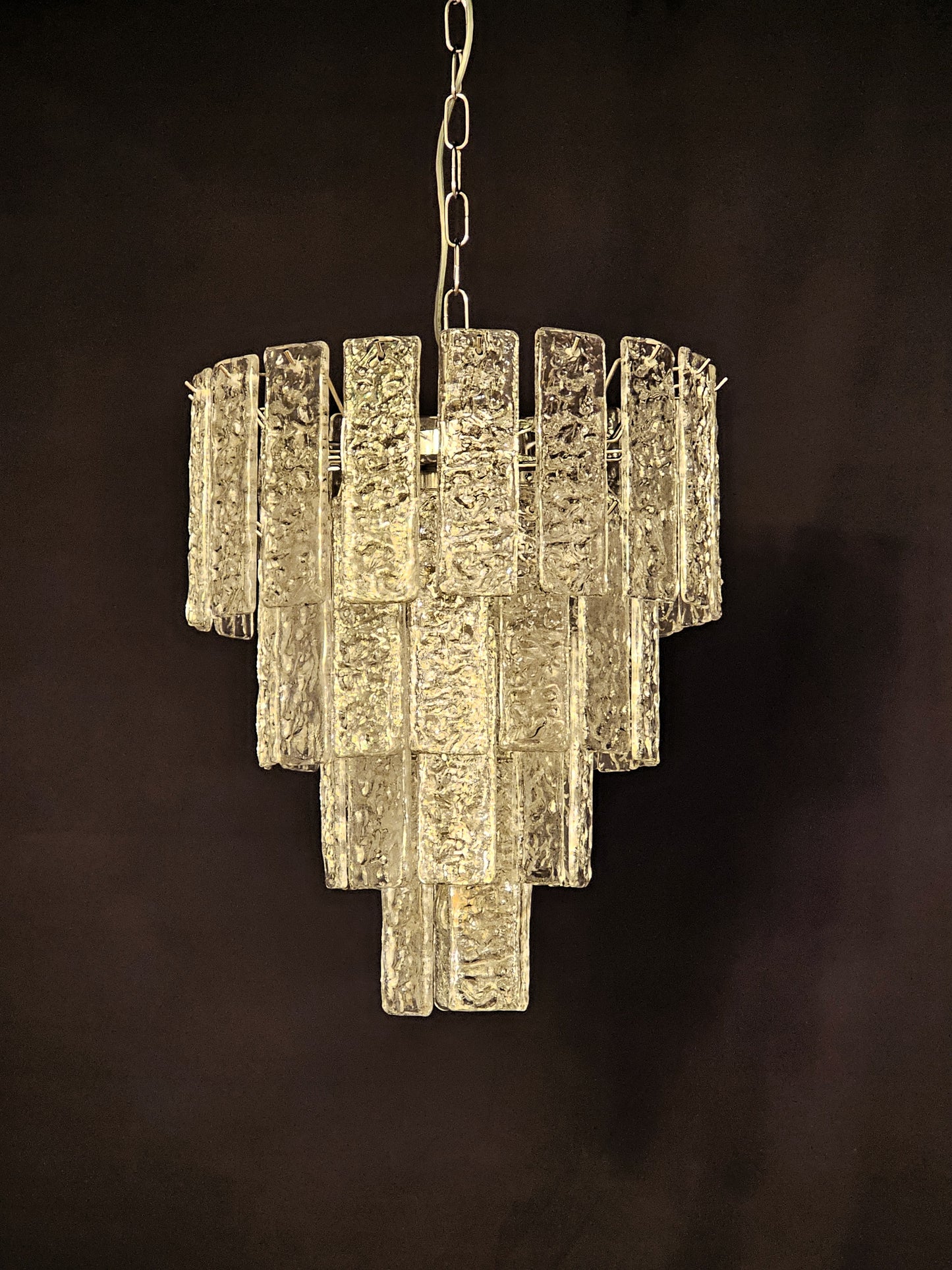 Lampadario di Murano, stile Murrina, ispirato agli anni'90. Vetri listelli di Murano fatti a mano, in cristallo con trama martellata. Designed and made in Murano, Italy.