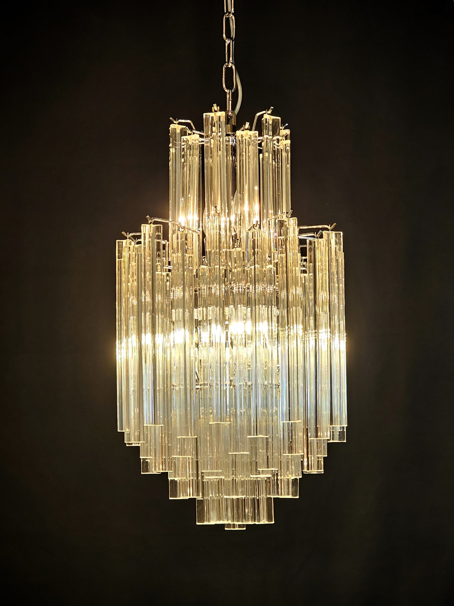 Lampadario Vintage di Murano, stile Venini, anni'70. Con vetri prismi triedri di Murano in cristallo. Designed and made in Venice Italy.