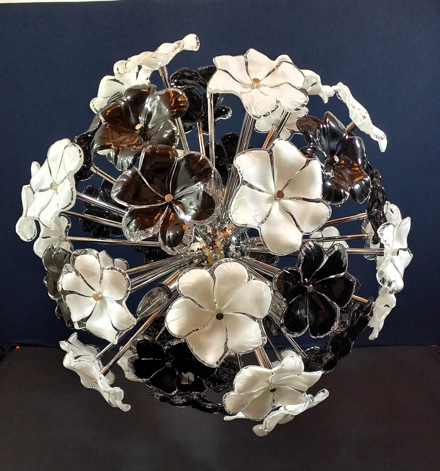 Lampadario sputnik con vetri fiori di Murano fatti a mano. Made in Murano, Italy
