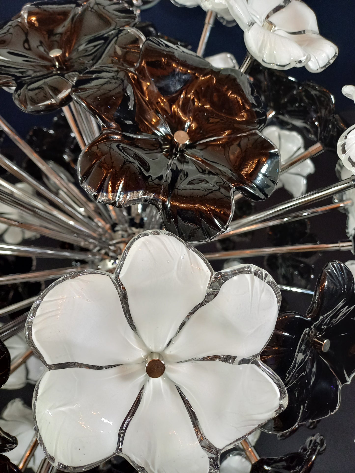 Lampadario sputnik con vetri fiori di Murano fatti a mano. Made in Murano, Italy