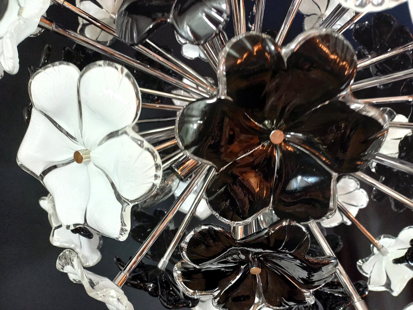 Lampadario sputnik con vetri fiori di Murano fatti a mano. Made in Murano, Italy