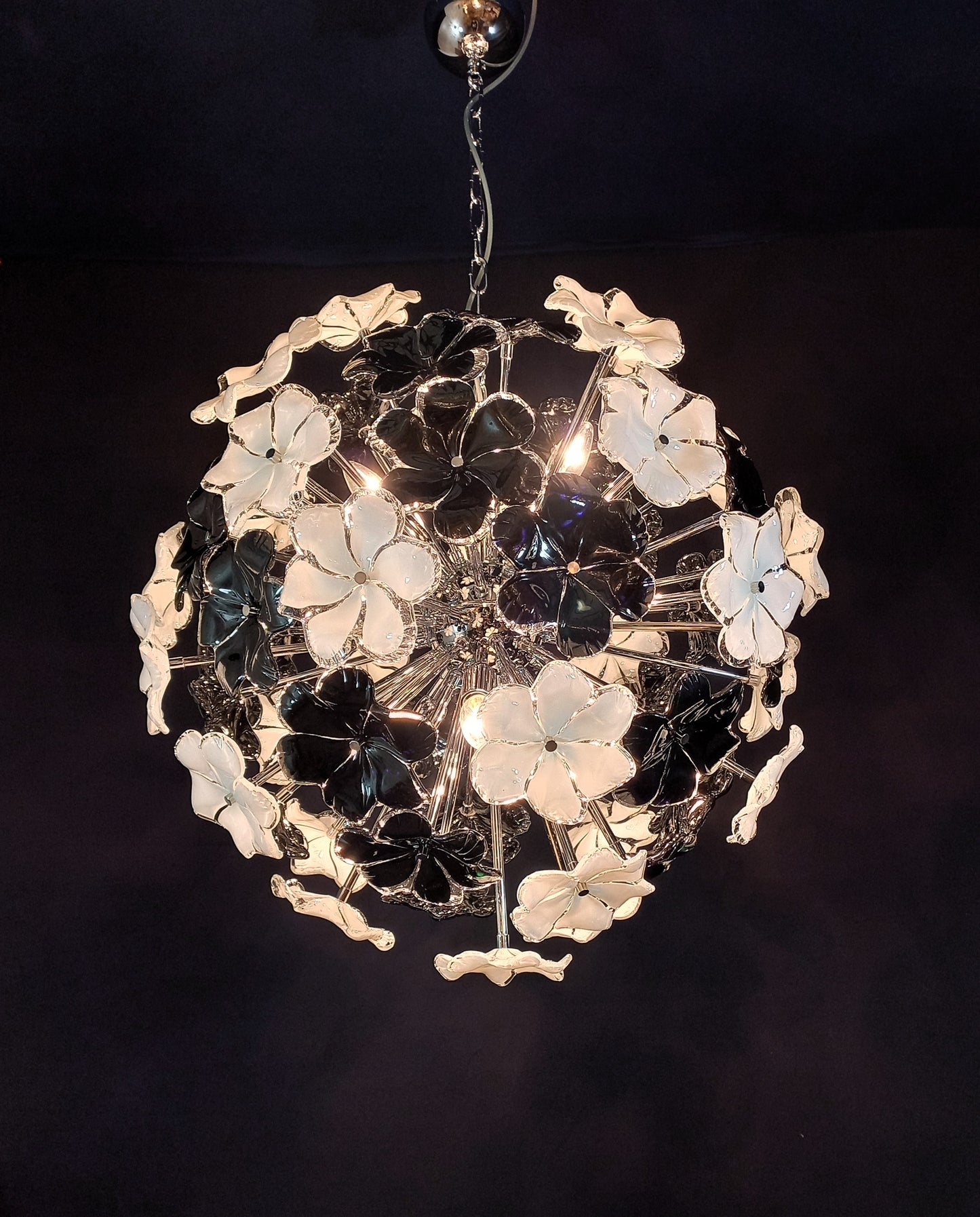 Lampadario sputnik con vetri fiori di Murano fatti a mano. Made in Murano, Italy