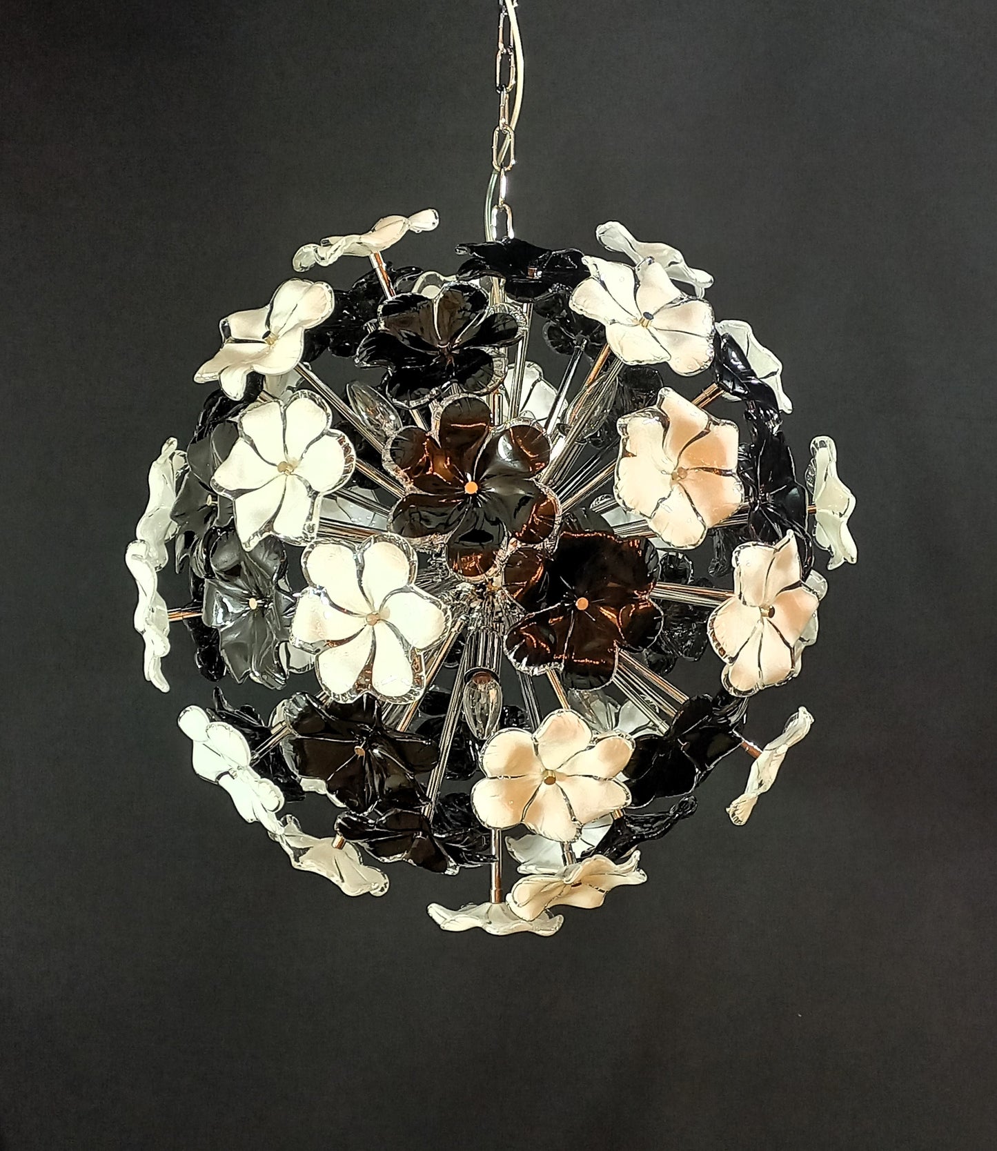 Lampadario sputnik con vetri fiori di Murano fatti a mano. Made in Murano, Italy