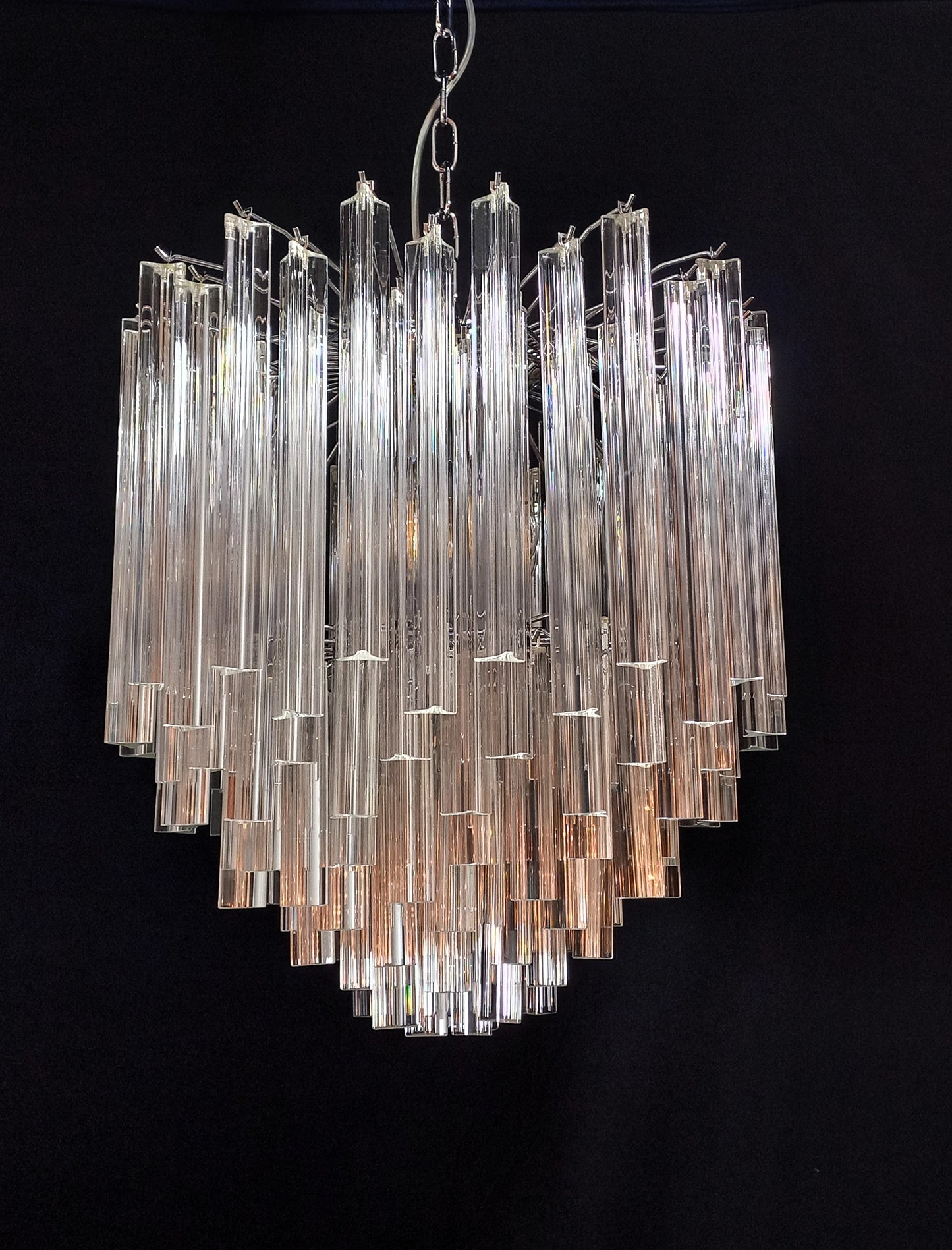 Lampadario di Murano con vetri triedri in cristallo, fatti a mano. Designed and Made in Murano, Venezia.