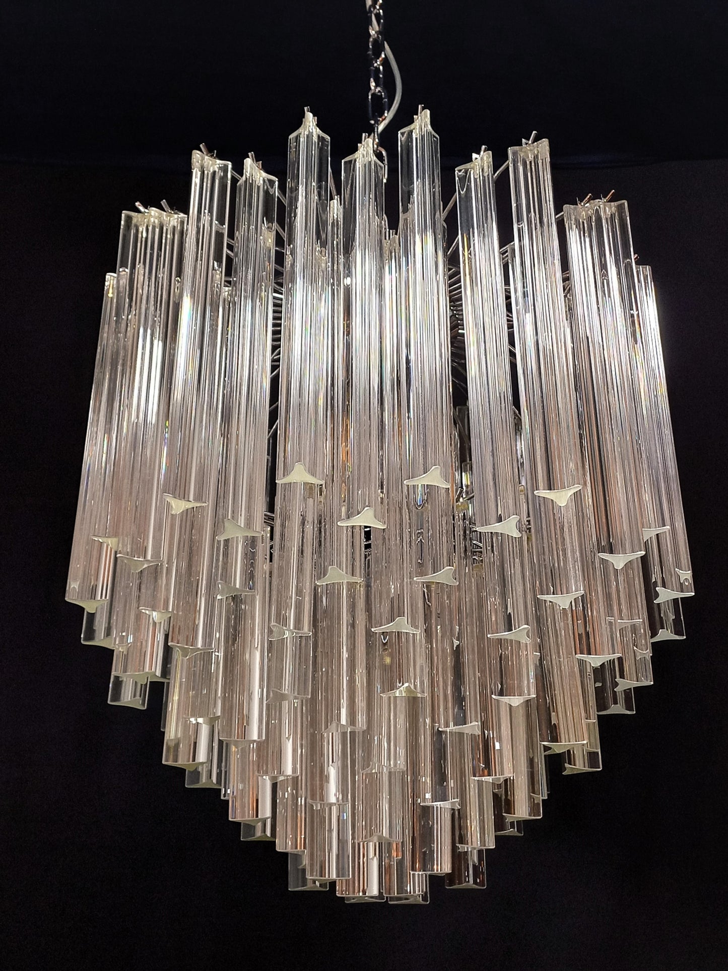 Lampadario di Murano con vetri triedri in cristallo, fatti a mano. Designed and Made in Murano, Venezia.