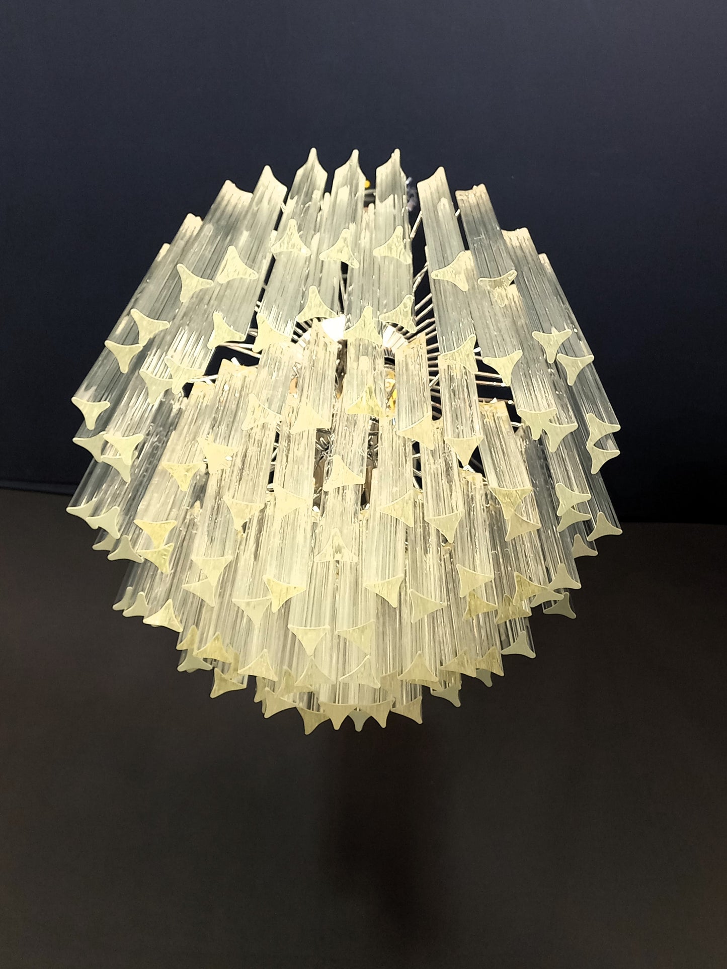Lampadario di Murano con vetri triedri in cristallo, fatti a mano. Designed and Made in Murano, Venezia.