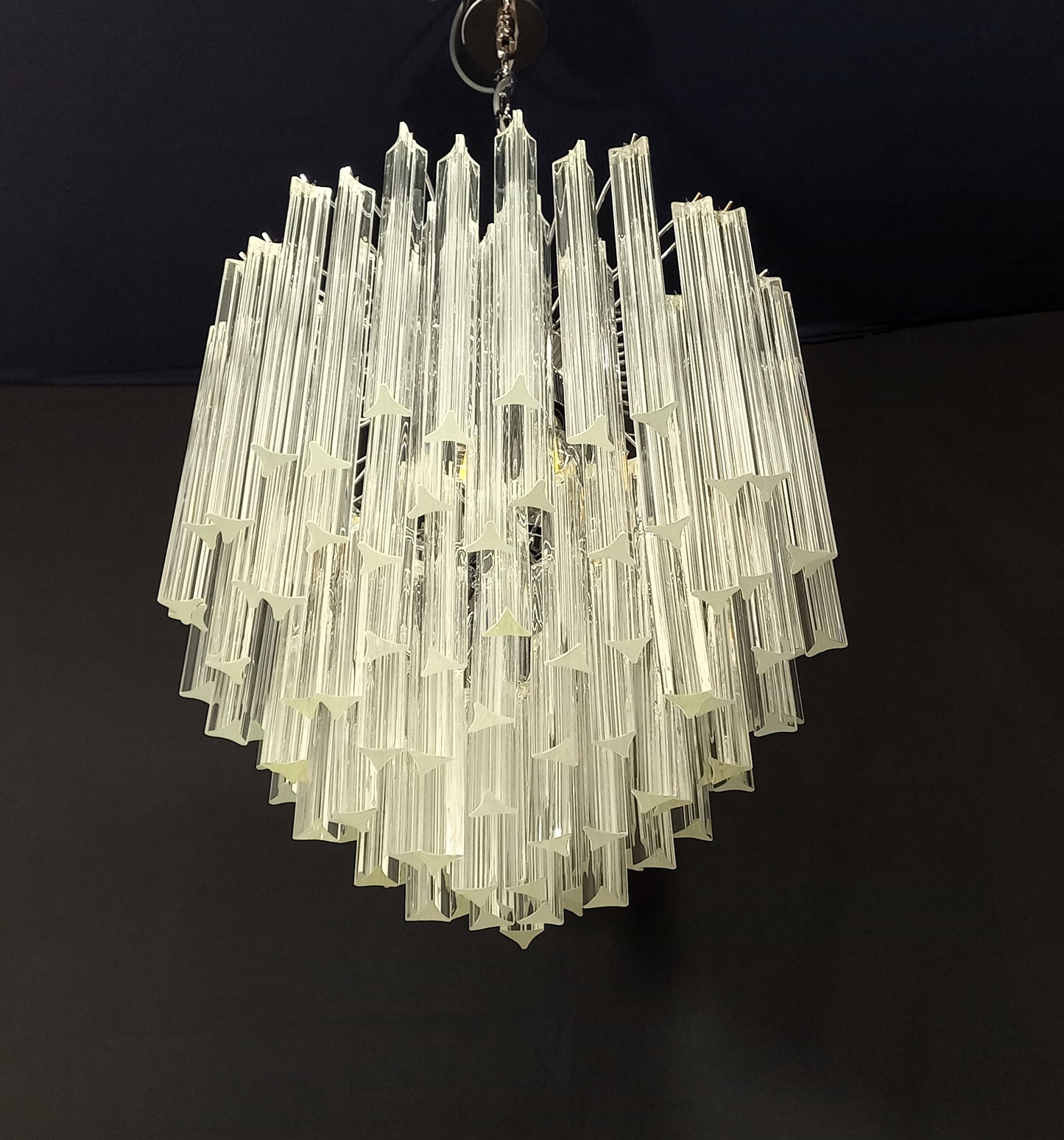 Lampadario di Murano con vetri triedri in cristallo, fatti a mano. Designed and Made in Murano, Venezia.
