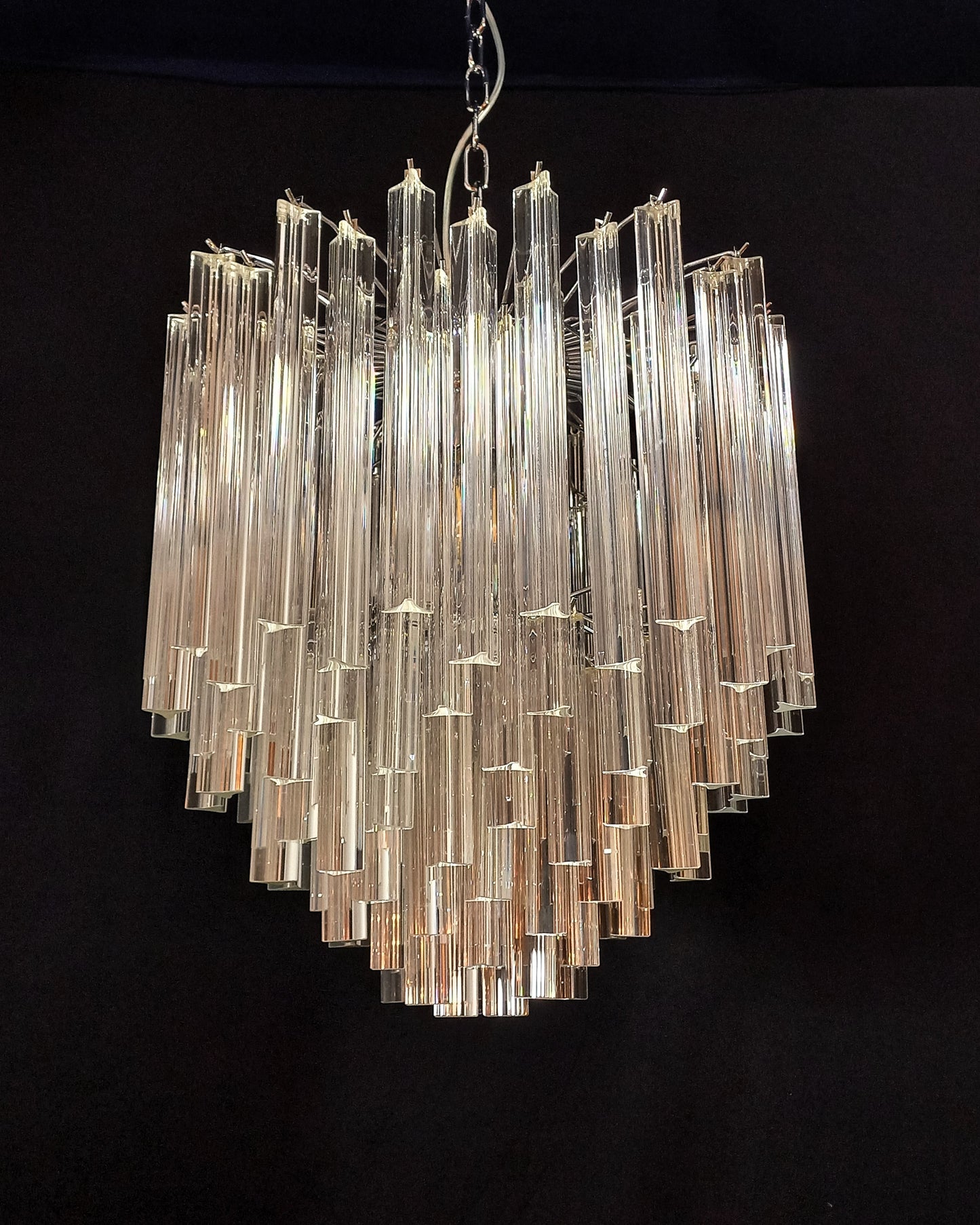 Lampadario di Murano con vetri triedri in cristallo, fatti a mano. Designed and Made in Murano, Venezia.
