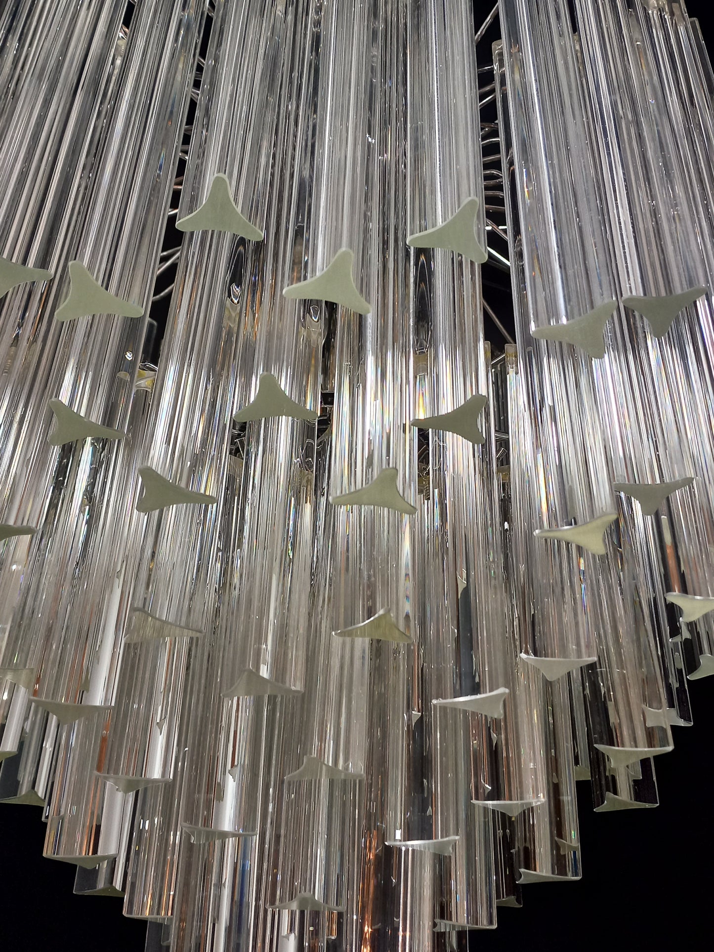 Lampadario di Murano con vetri triedri in cristallo, fatti a mano. Designed and Made in Murano, Venezia.